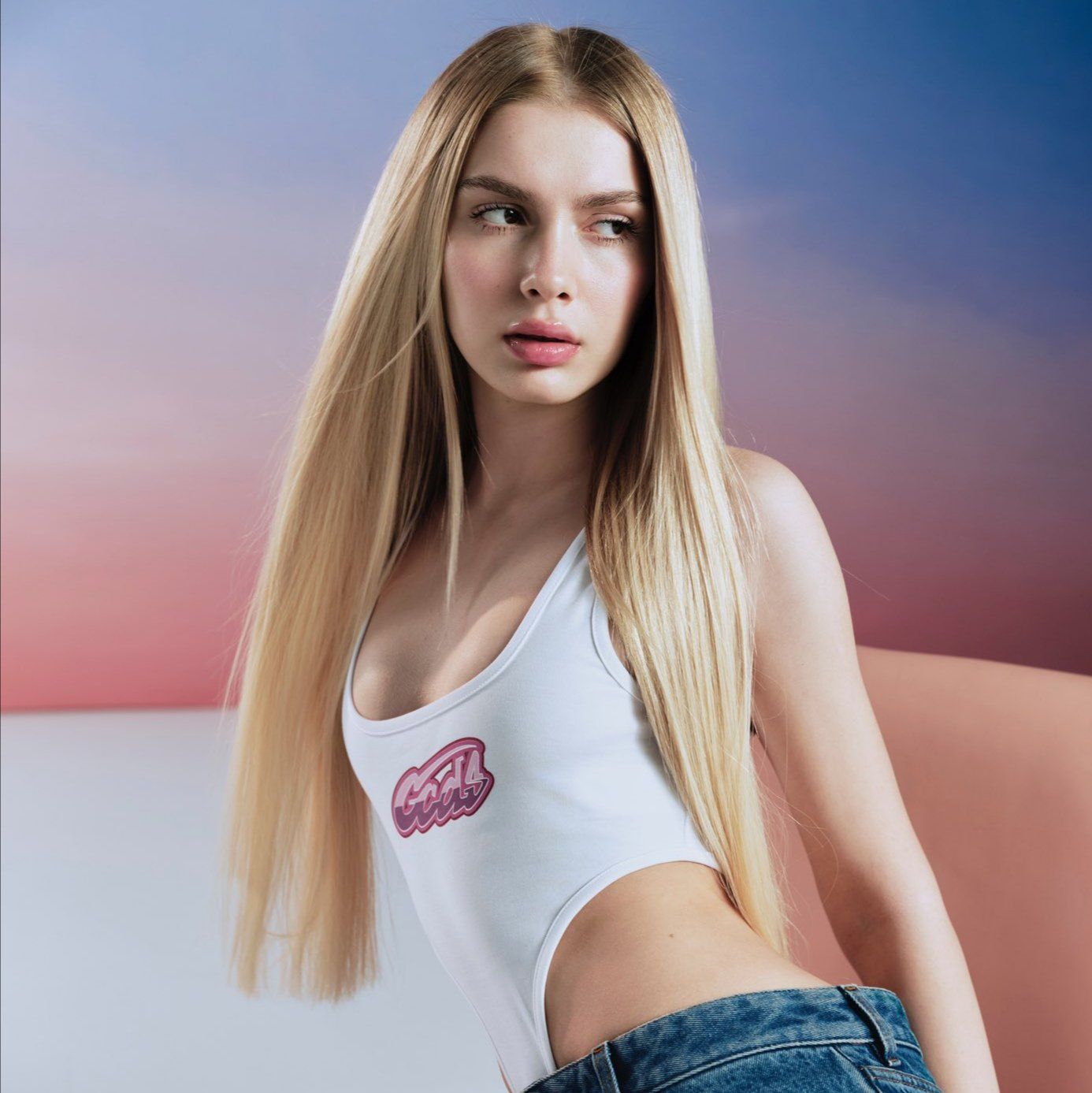 Aleyna Tilki, Lange blonde Haare, Porträt, Farbverlauf, Pastell, HD, Tablet-Hintergrund