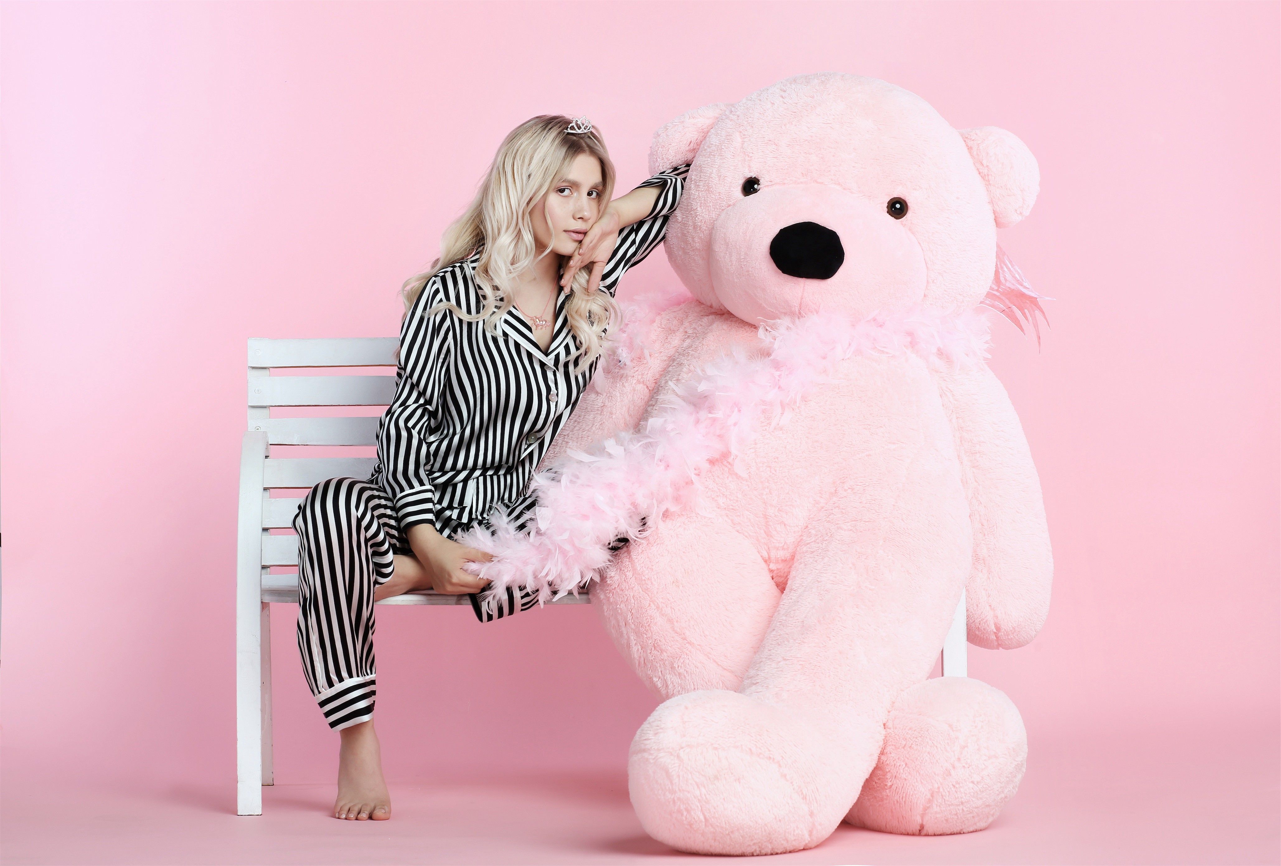 Aleyna Tilki, Rosa Teddybär, Rosa Hintergrund, Gestreifter Anzug, Studio, 4K Wallpaper