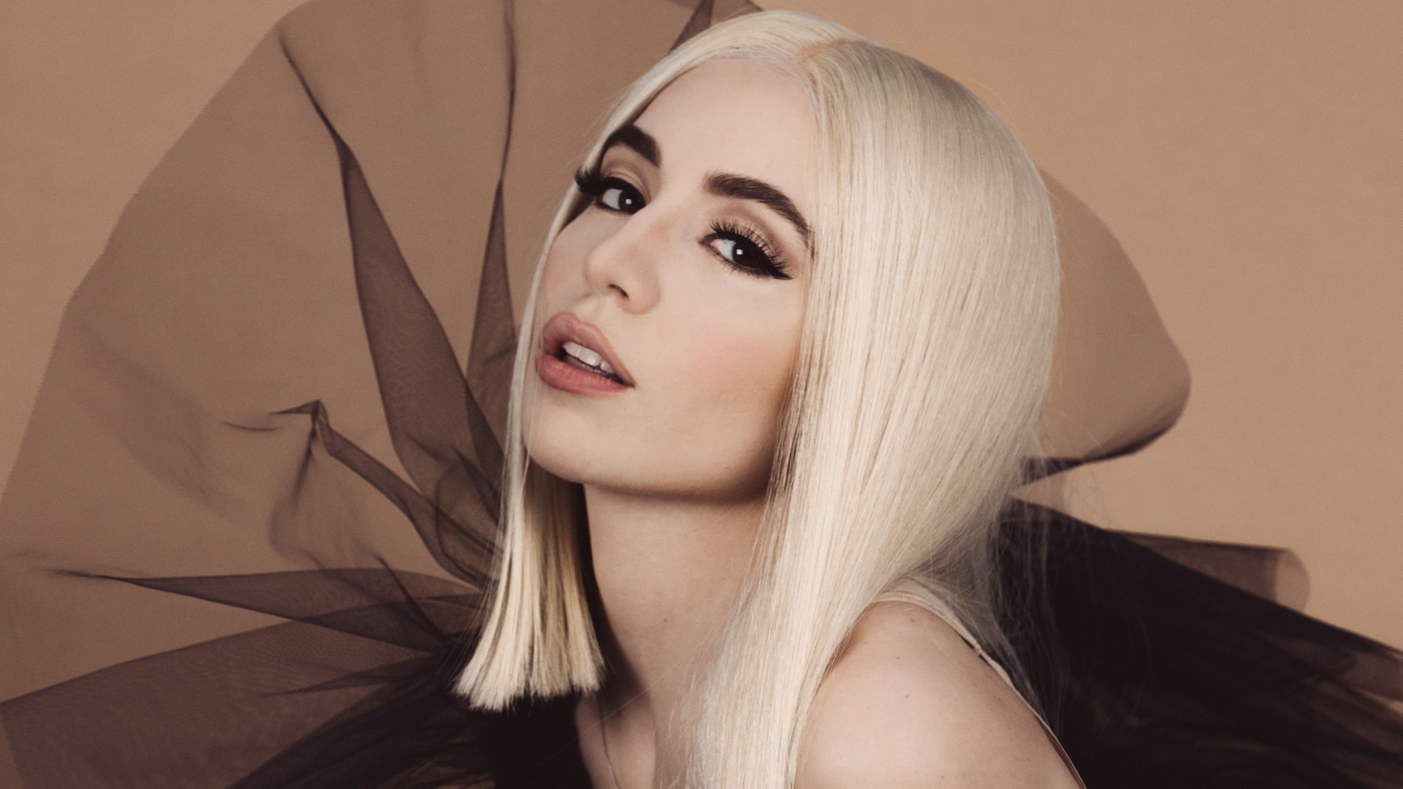 Platinblond, Sängerin, Porträt, Glattes Haar, Beige, 16:9, 4K-Hintergrundbild für den Desktop