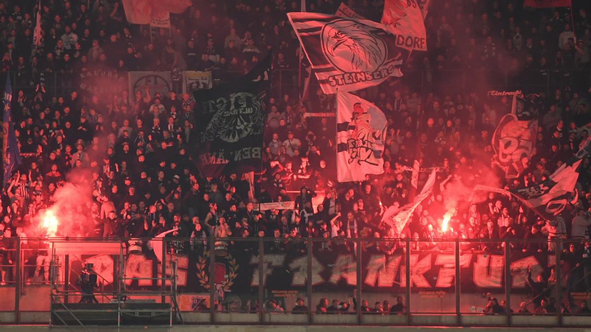 Eintracht Frankfurt, Pyrotechnik, Fankurve, Rauch, Ultras, Hintergrundbild
