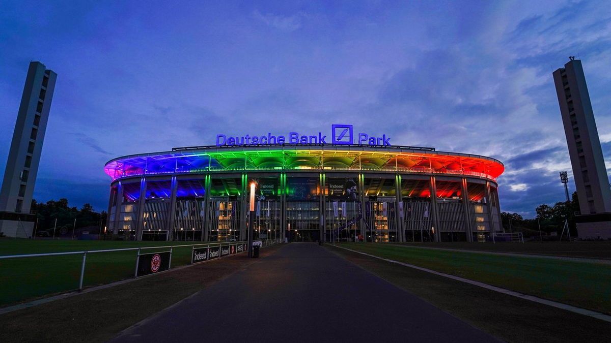 Deutsche Bank Park, Regenbogen-Beleuchtung, Stadion, Abend, Außenansicht, Hintergrund