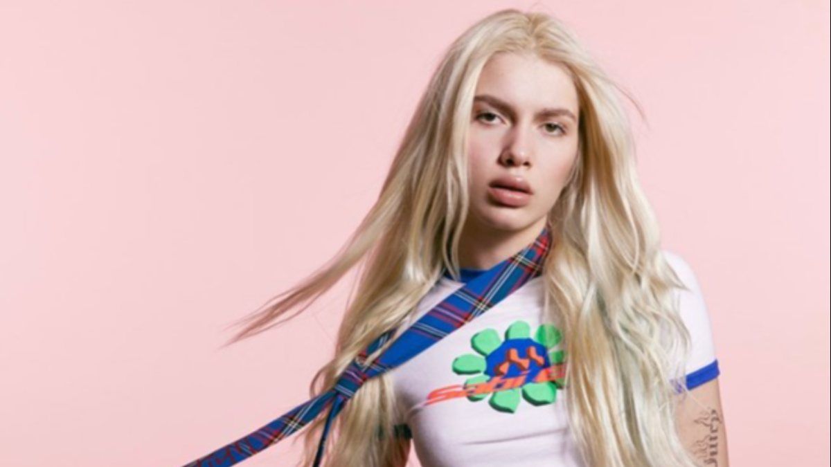 Aleyna Tilki, Porträt, Rosa Hintergrund, Wehende Haare, Blond, Wallpaper