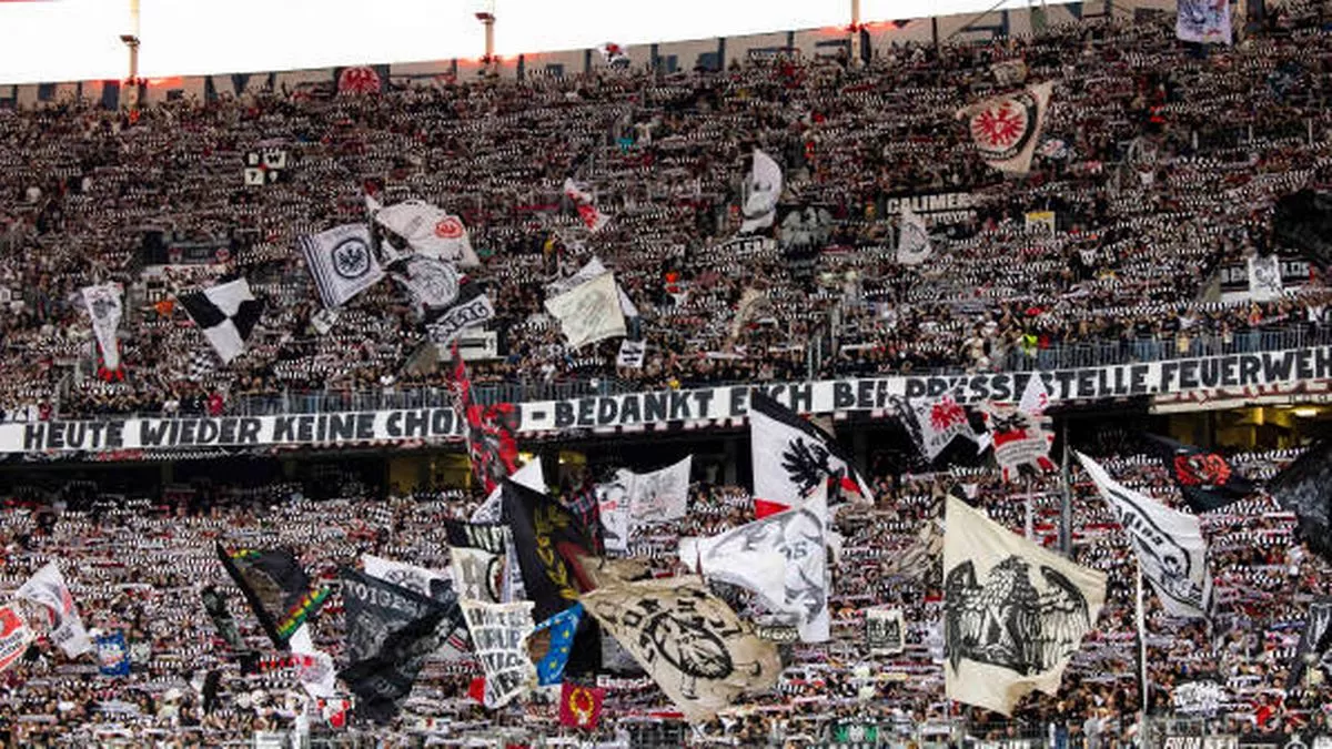 Eintracht Frankfurt, Fankurve, Fahnen, Banner, Fans, Hintergrundbild
