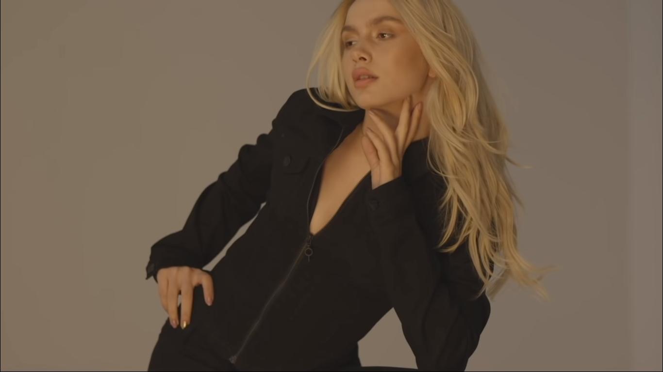 Aleyna Tilki, Lederjacke, Porträt, Studio, Blond, HD, Hintergrund für den Desktop