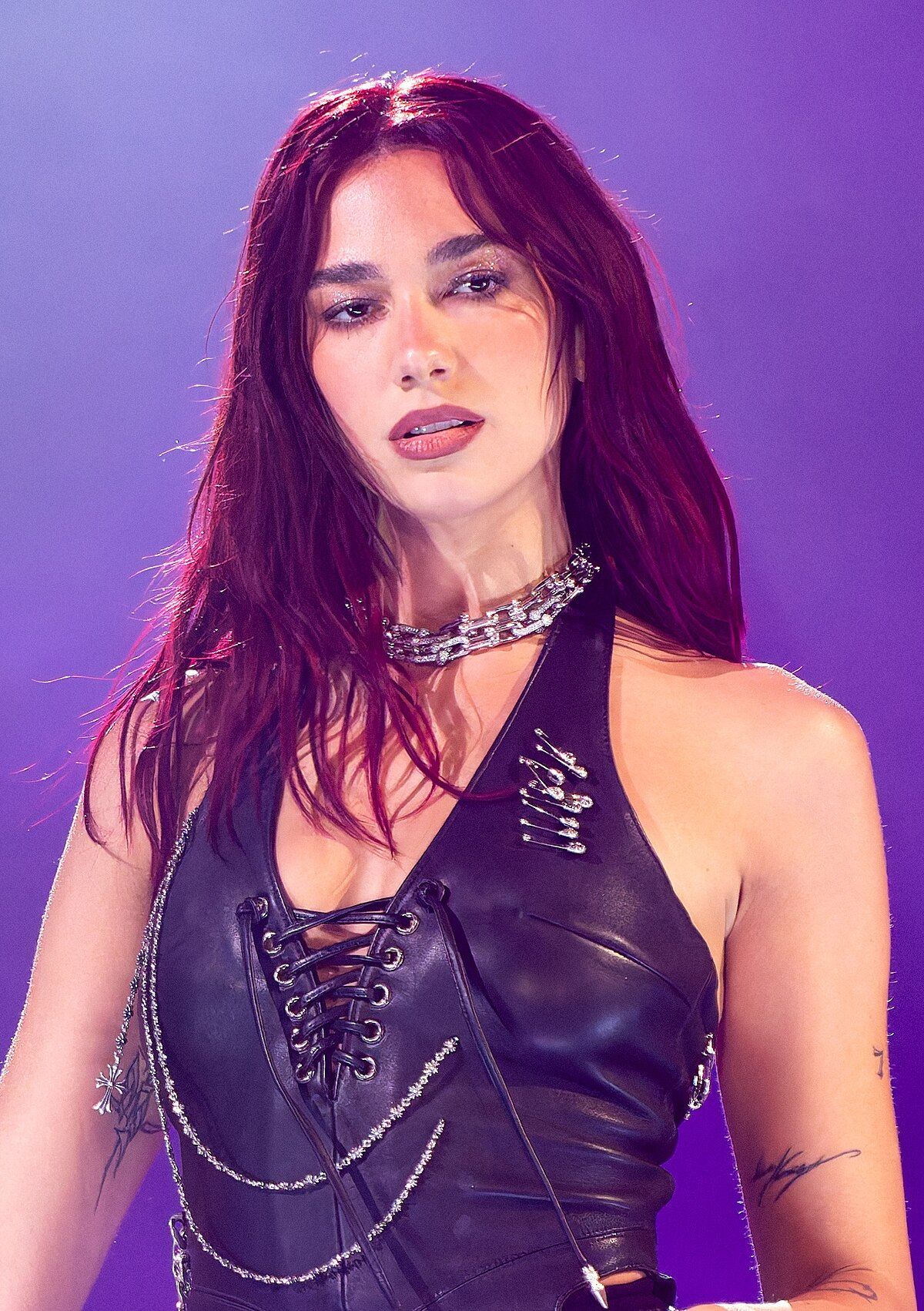 Dua Lipa, Lila Licht, Lederoutfit, Konzert, Sängerin, Full HD, Hintergrundbild fürs Tablet