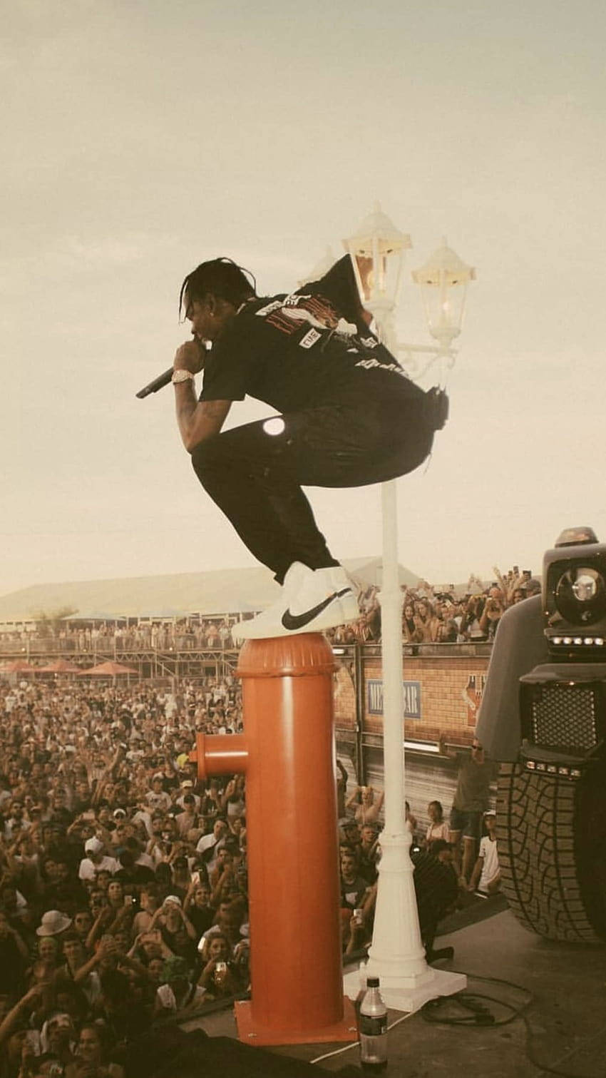 Travis Scott, Sprung, Konzert, Menschenmenge, Hydrant, Hintergrundbild für iPhone und Android