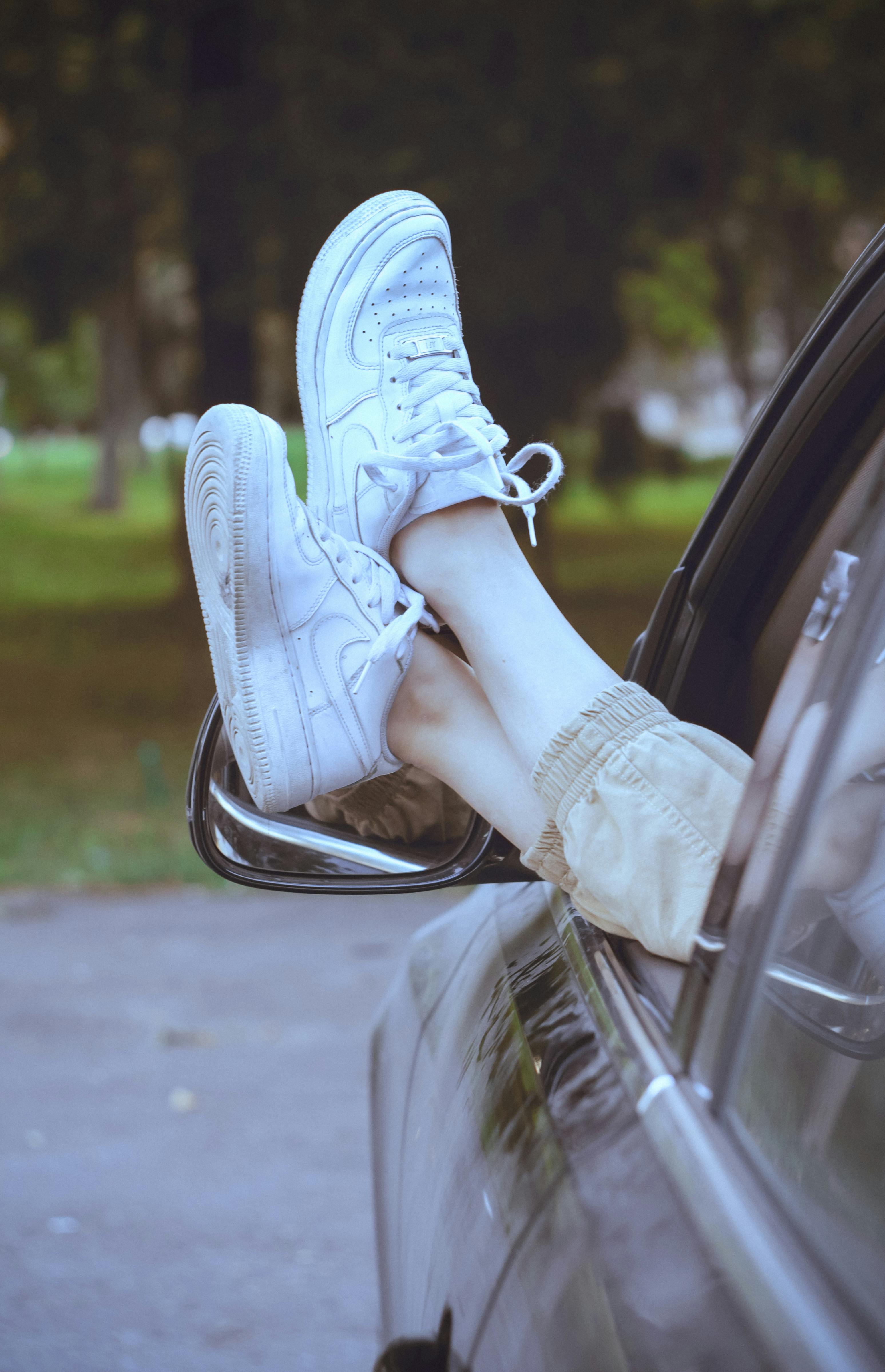 Nike Air Force 1, Autofenster, Füße, Weiß, QHD+, Sperrbildschirm fürs iPhone