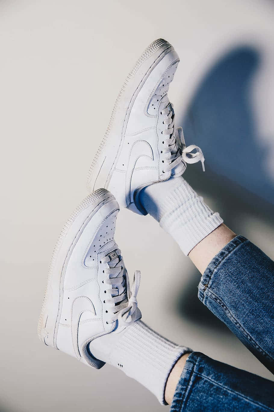 Nike Air Force 1, Weiße Sneaker, Jeans, Socken, HD, Handy-Hintergrund im Hochformat
