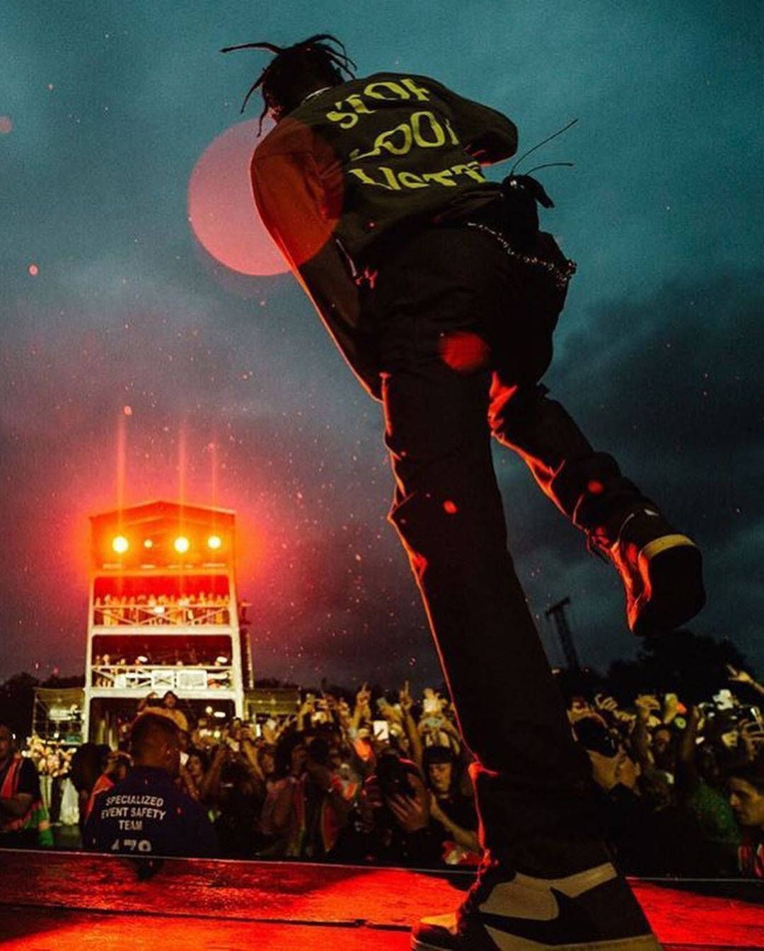 Travis Scott, Rapper, Bühne, Rotes Licht, Menschenmenge, Hintergrundbild fürs iPad