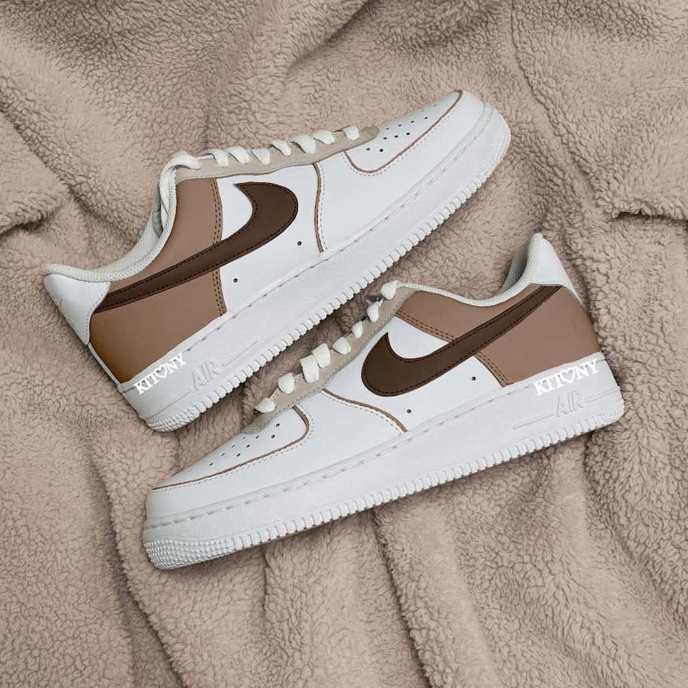 Nike Air Force 1, Brauner Swoosh, Kuscheldecke, Beige, Hintergrundbild für iPad und Tablet