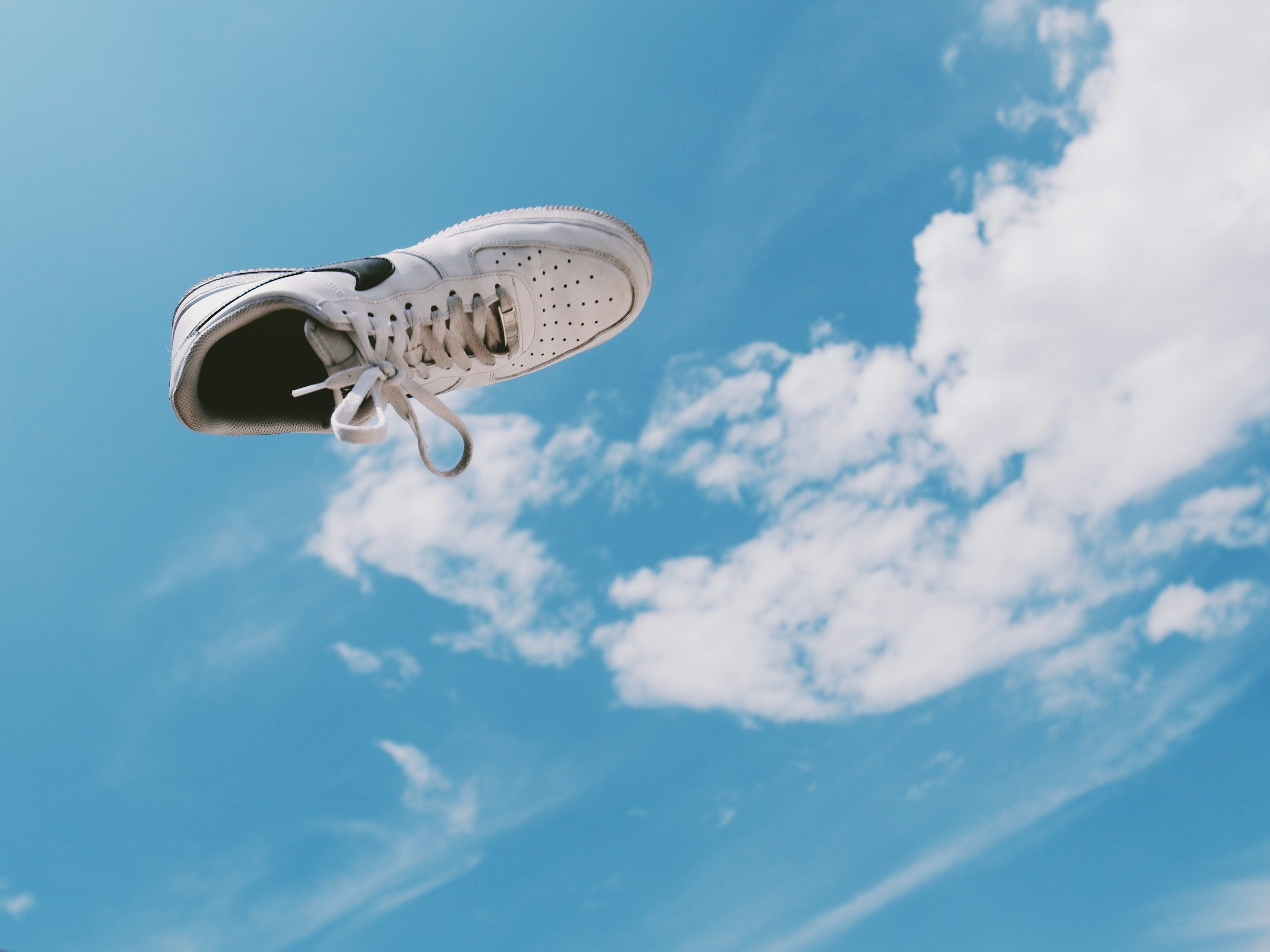 Nike Air Force 1, Himmel, Wolken, Schwebend, 2K, Hintergrundbild fürs Tablet