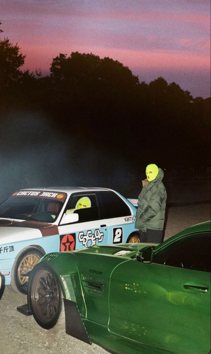 Travis Scott, BMW, Rennwagen, Abenddämmerung, Bäume, Hochformat, Hintergrundbild fürs Smartphone