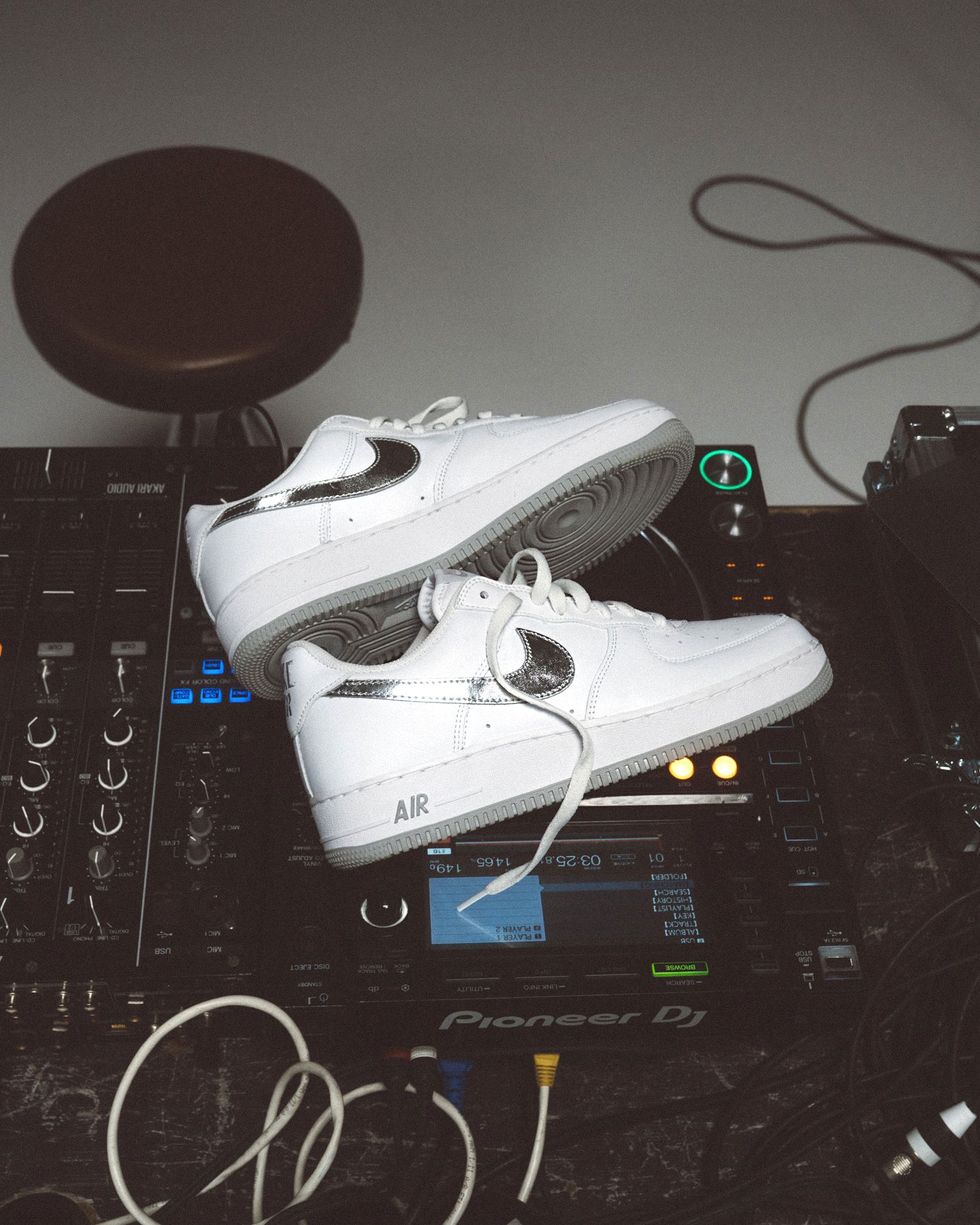 Nike Air Force 1, DJ-Pult, Kopfhörer, Schwarz-Weiß, QHD+, iPad-Hintergrundbild