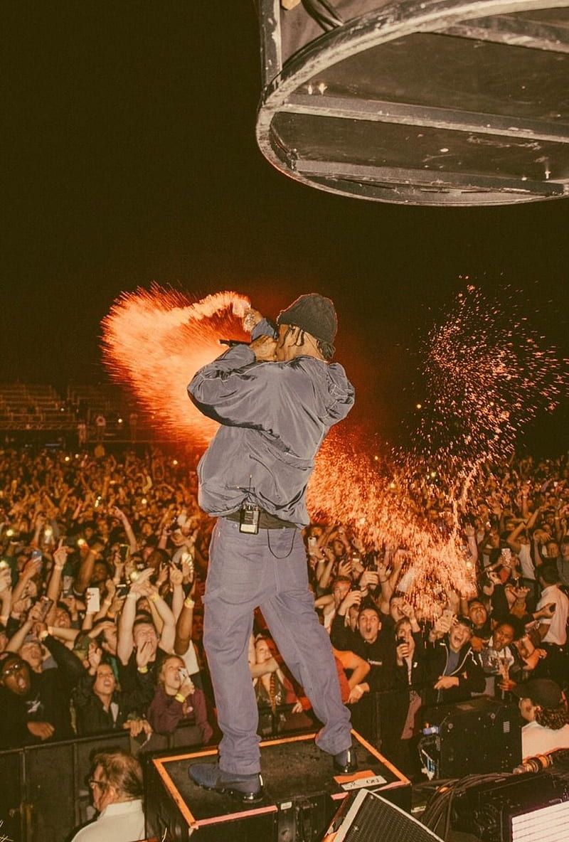 Travis Scott, Konzert, Menschenmenge, Pyrotechnik, Bühne, Hintergrundbild fürs Tablet