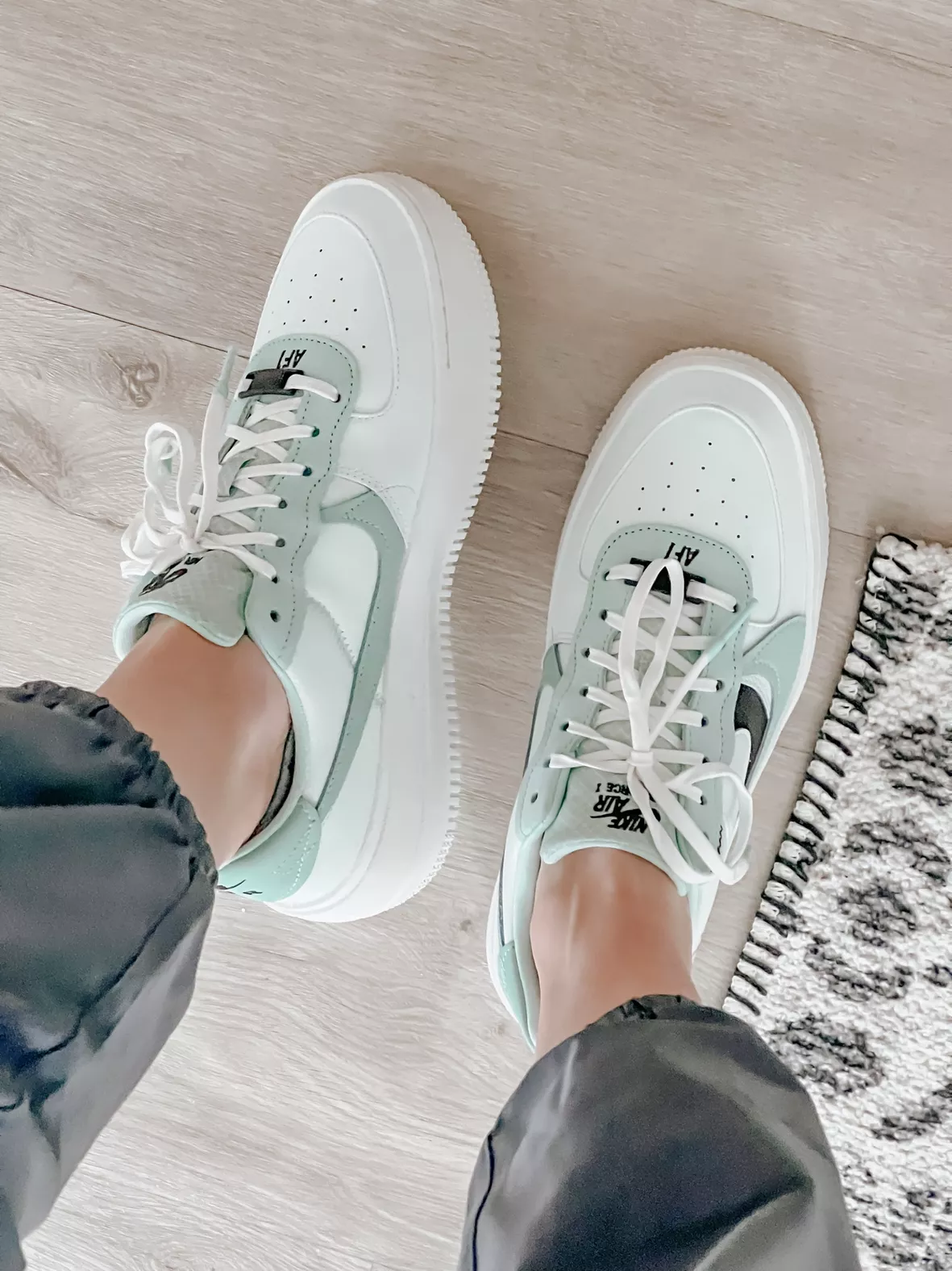 Nike Air Force 1, Mintgrün, Füße, Jeans, Full HD, iPad-Hintergrundbild