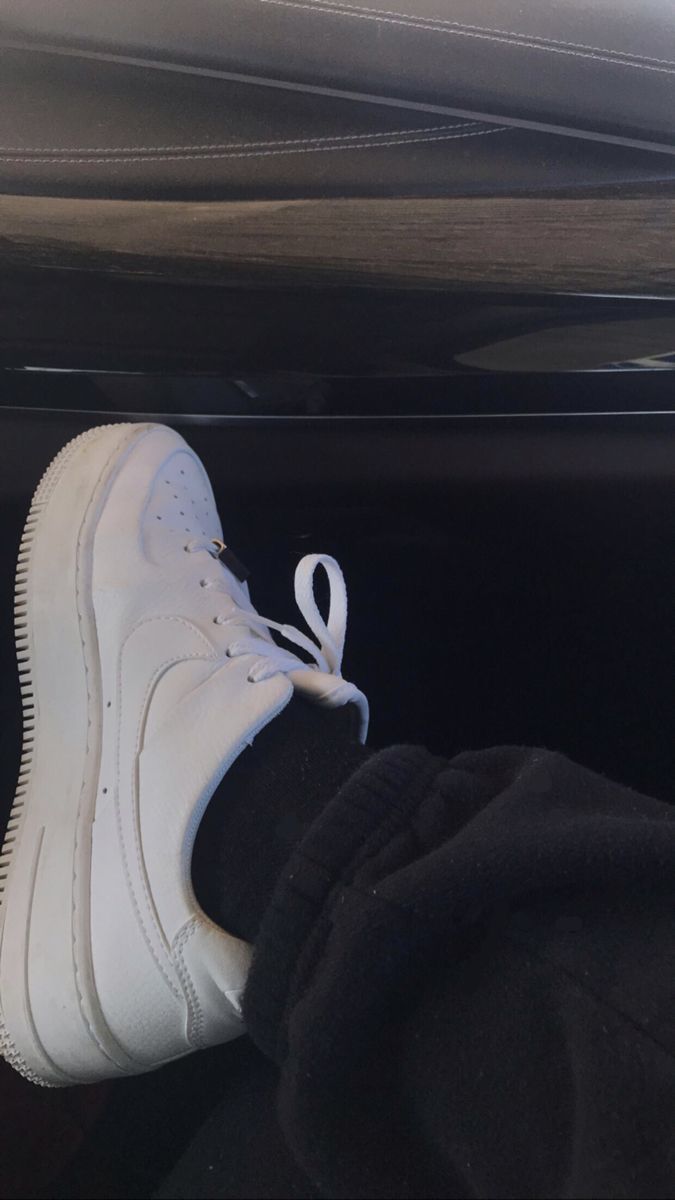 Nike Air Force 1, Weiße Sneaker, Dunkel, Füße, Hochformat, Hintergrundbild fürs Smartphone