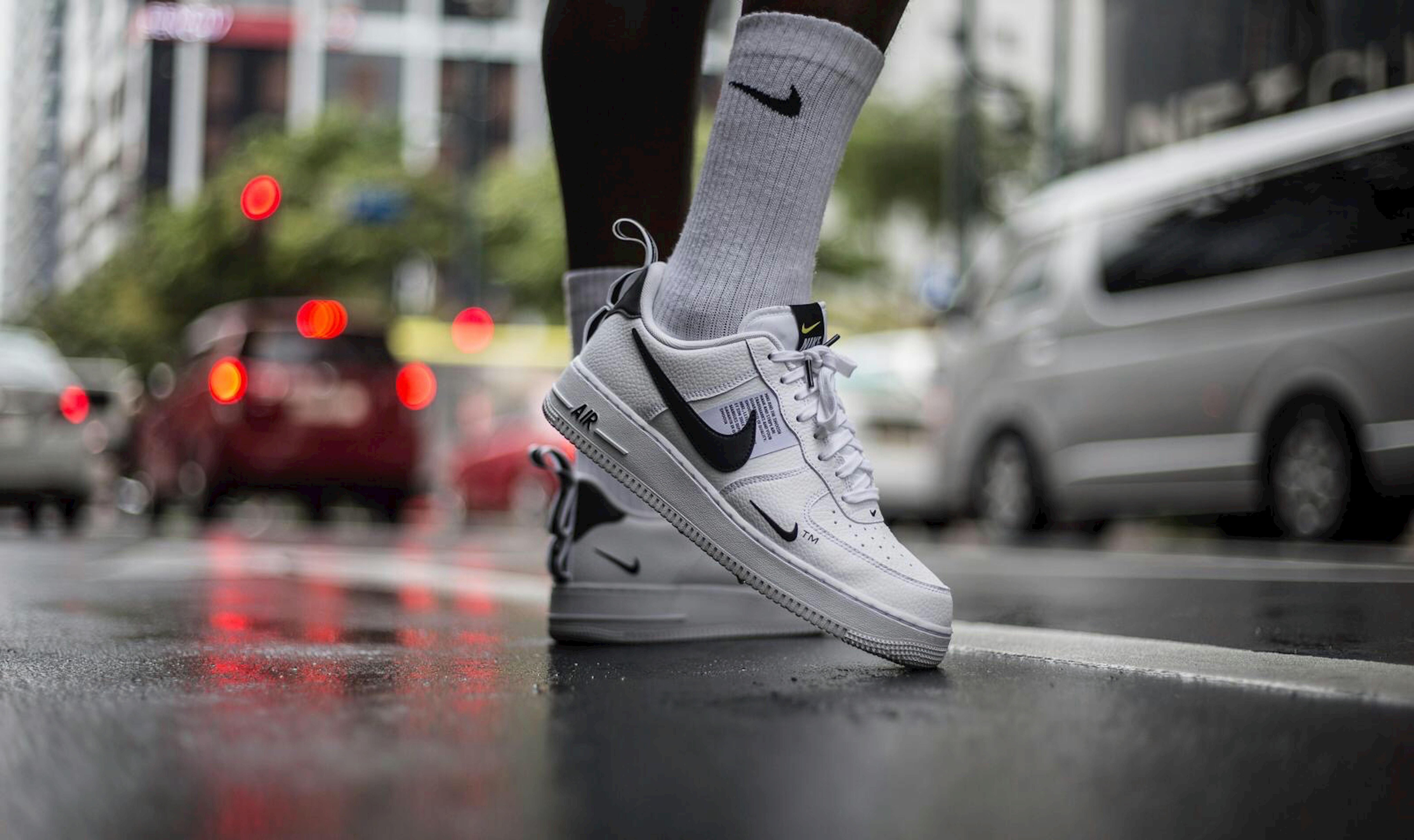 Nike Air Force 1, Straße, Regen, Bokeh, Streetwear, 8K, Desktop-Hintergrund für Windows