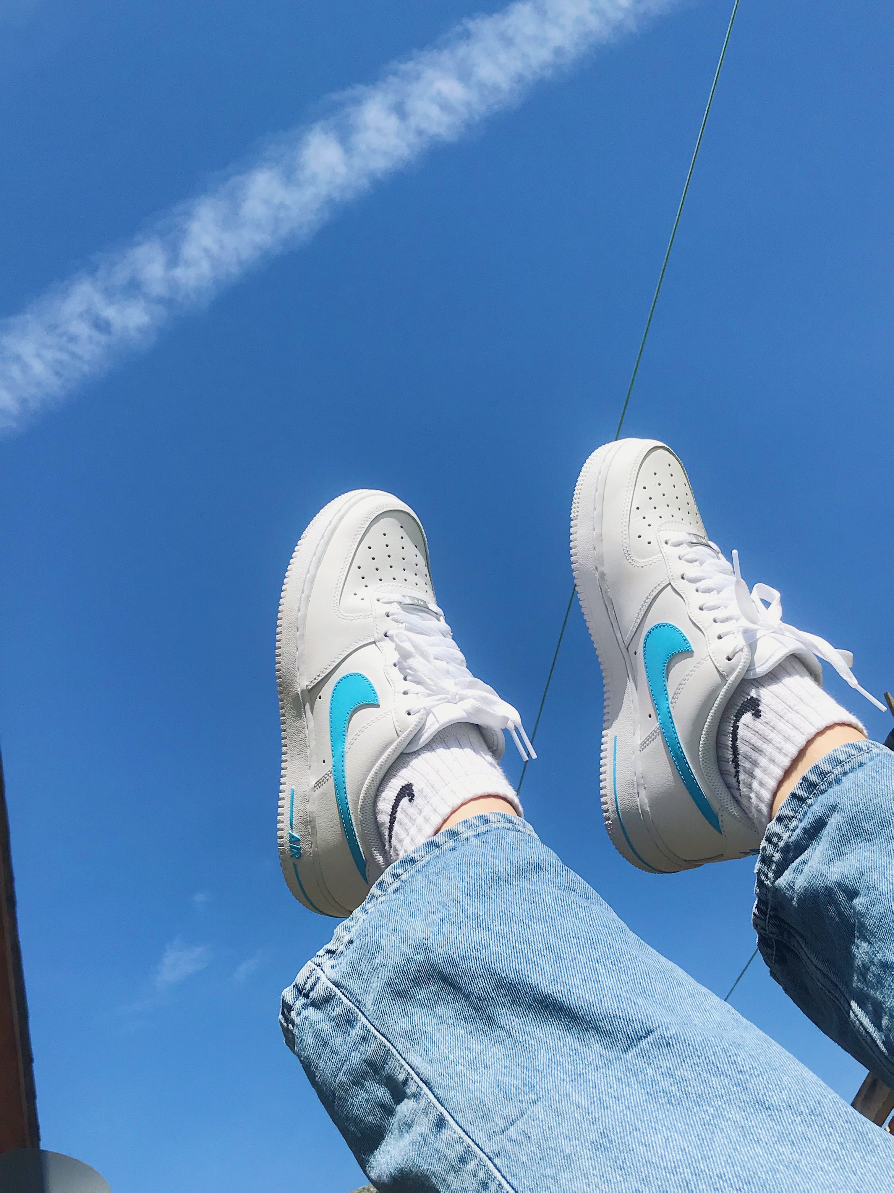 Nike Air Force 1, Blauer Himmel, Kondensstreifen, Jeans, Hintergrundbild fürs Tablet