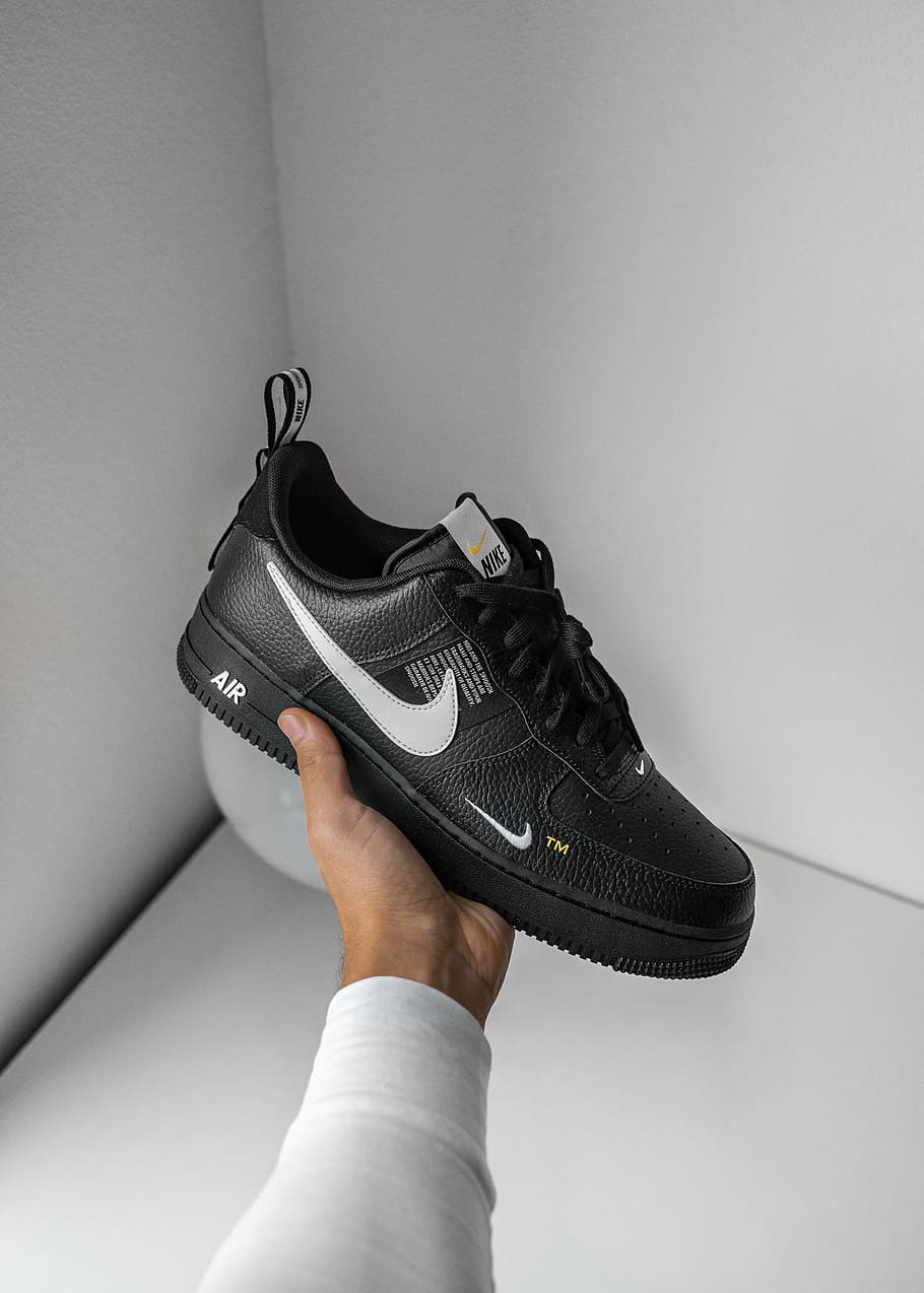 Nike Air Force 1, Schwarz, Hand, Minimalistisch, HD, Hintergrundbild fürs Tablet