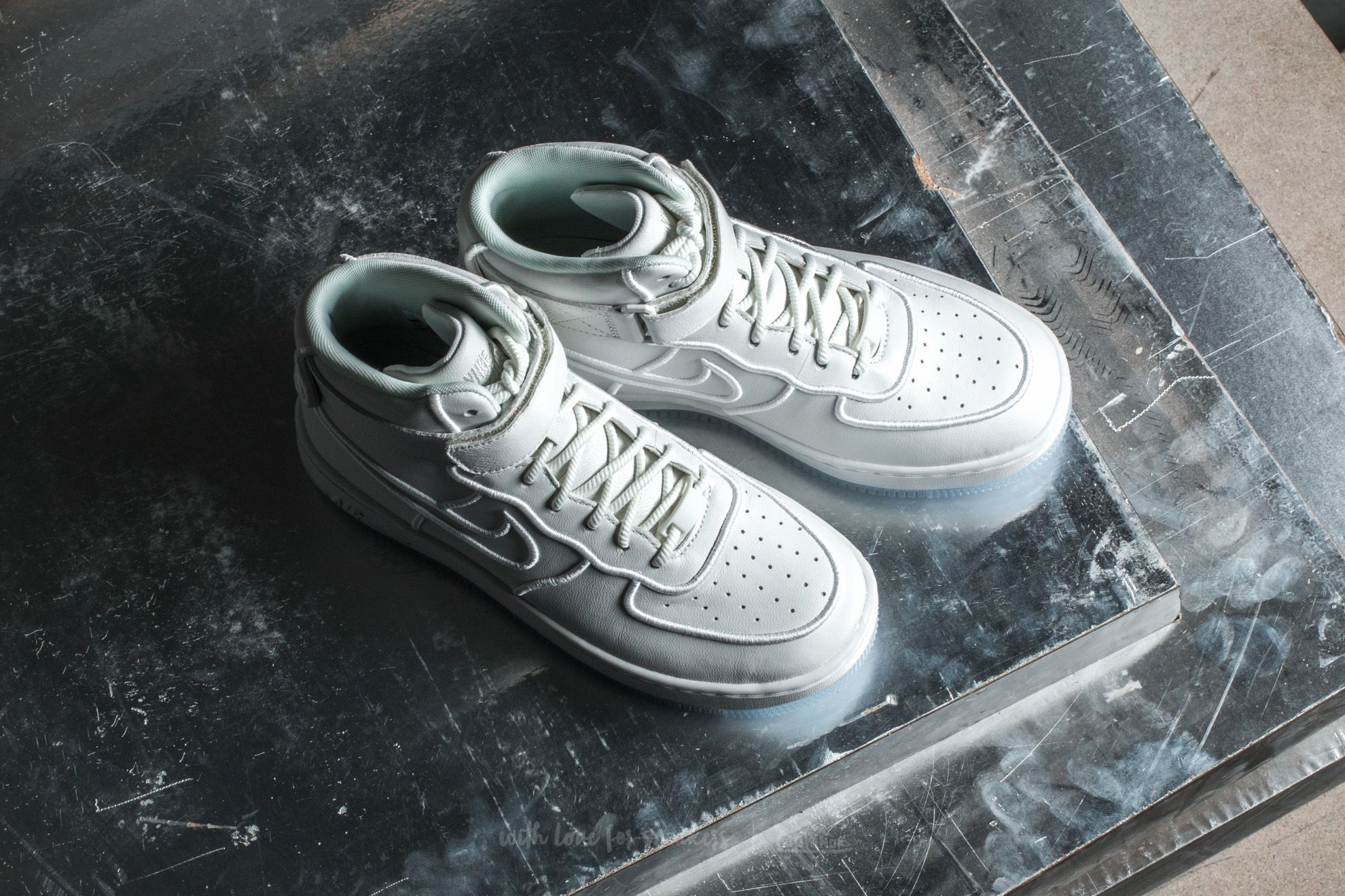 Nike Air Force 1, Weiße Sneaker, Glasplatte, Dunkel, Full HD, Desktop-Hintergrund für Windows