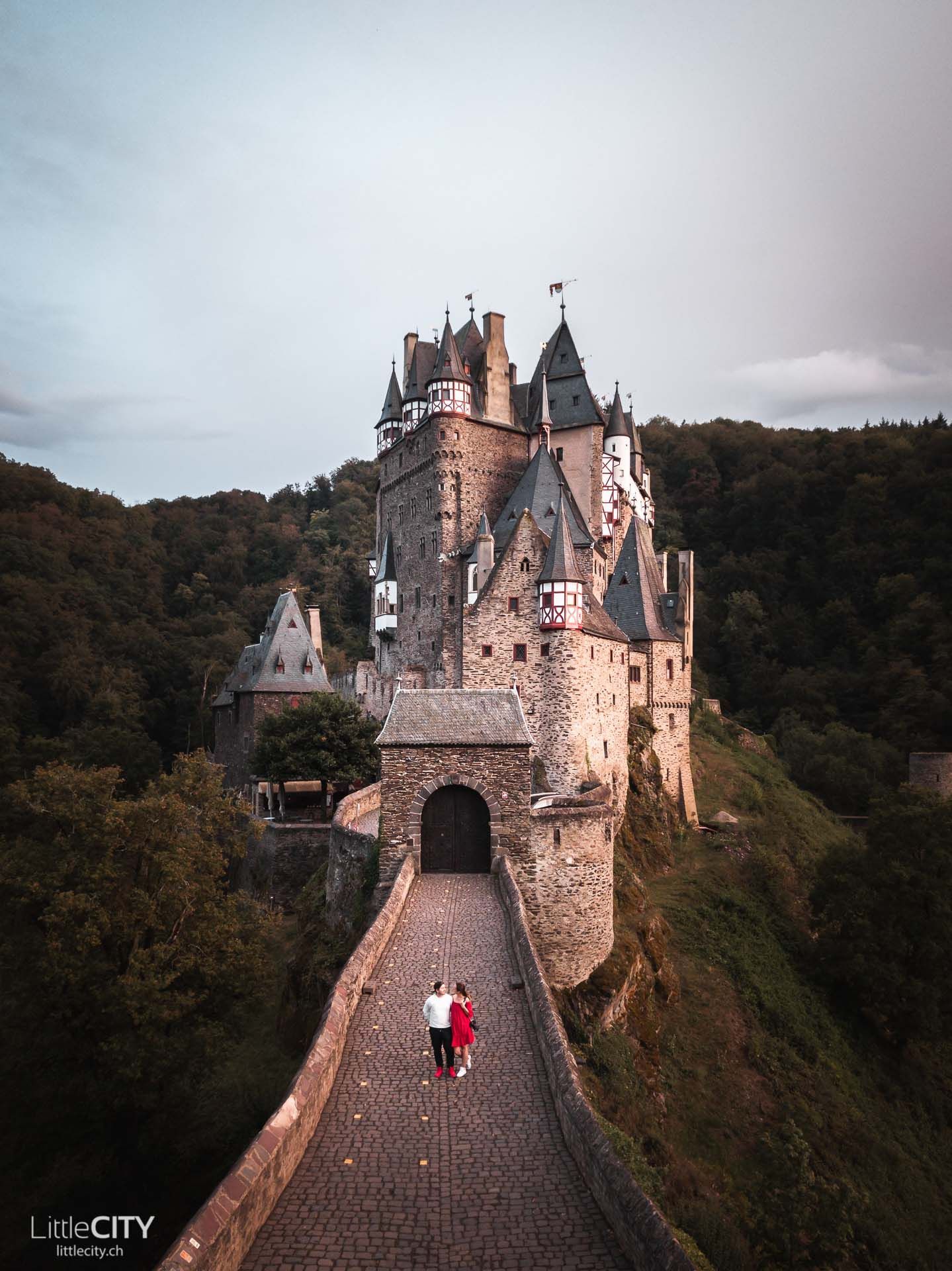 Burg Eltz, Eifel, Rheinland-Pfalz, Burgweg, Wald, Full HD, Hintergrundbild fürs Tablet