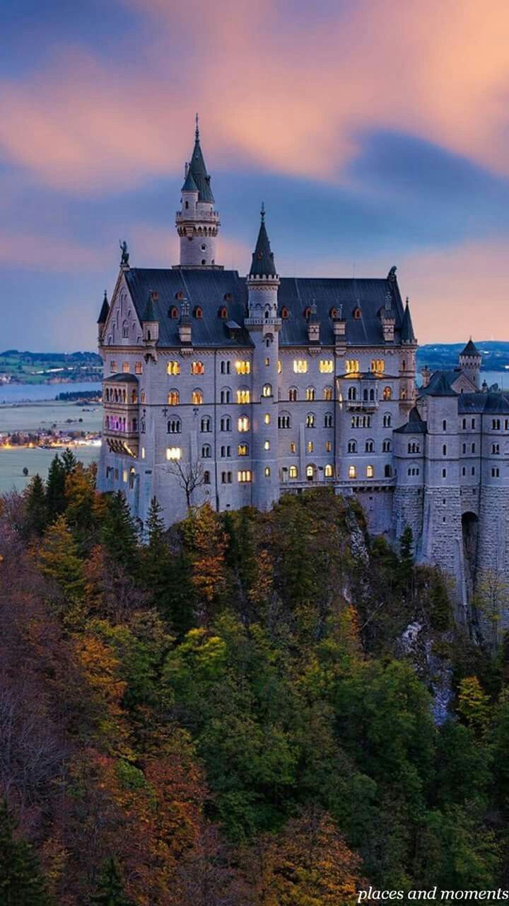 Schloss Neuschwanstein, Dämmerung, Beleuchtung, Bayern, Hochformat, Hintergrundbild fürs Smartphone