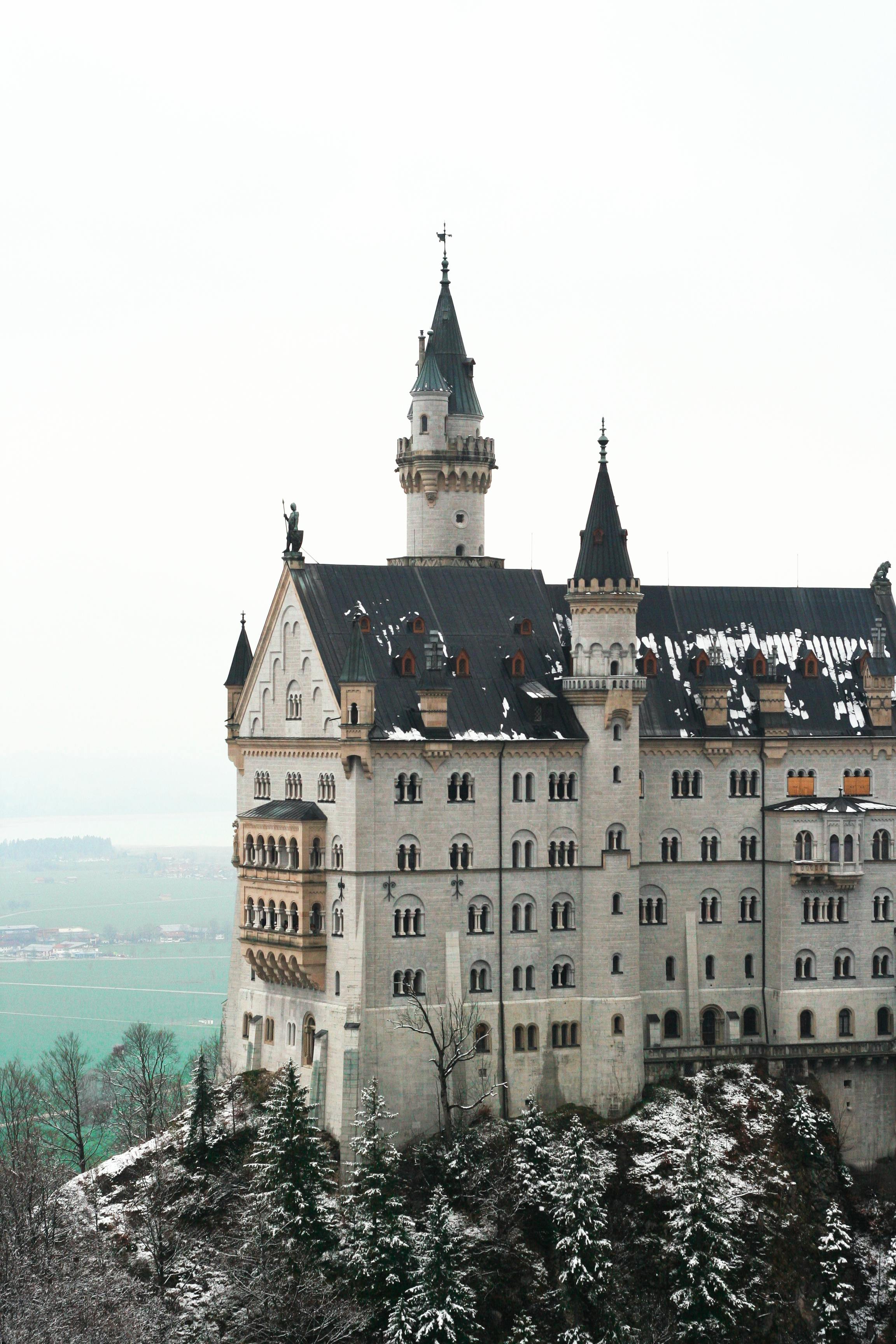 Schloss Neuschwanstein, Fassade, Türme, Nebel, Hintergrundbild für iPhone und Android