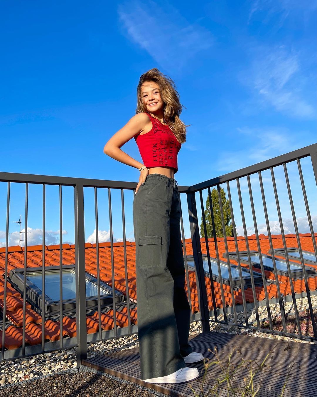 Cocobasics, Dachterrasse, Blauer Himmel, Rotes Top, Ganzkörper, Hintergrundbild fürs Tablet
