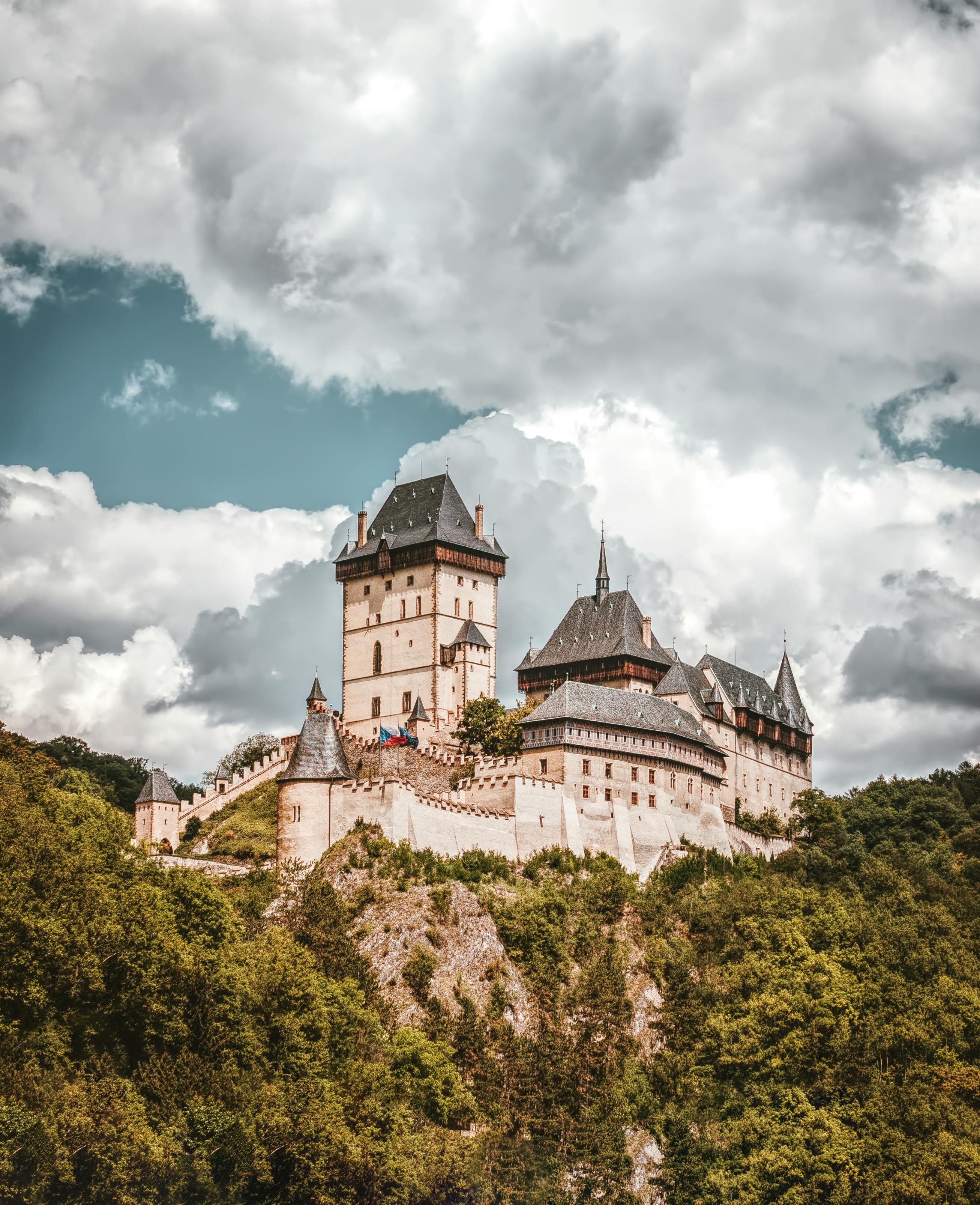 Burg Karlštejn, Tschechien, Wolken, Mittelalterliche Burg, Wald, Hintergrundbild fürs iPad