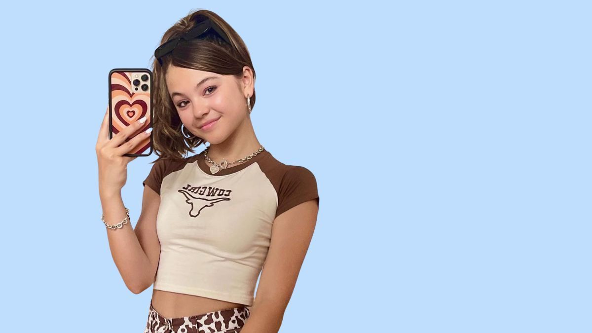 Cocobasics, Spiegel-Selfie, Handy, Hellblauer Hintergrund, Influencerin, Wallpaper