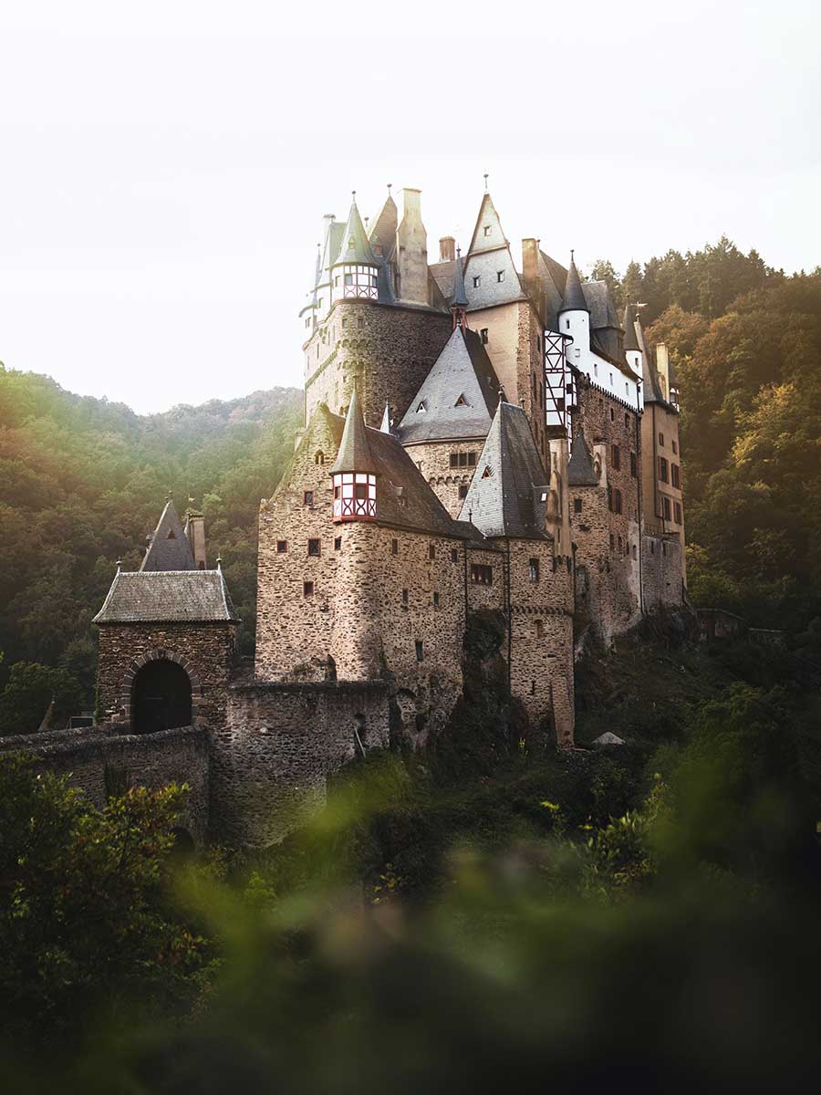Burg Eltz, Wald, Gegenlicht, Mittelalter, HD, iPad-Hintergrundbild