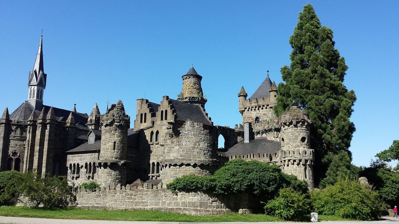 Löwenburg, Kassel, Bergpark Wilhelmshöhe, Burgruine, Blauer Himmel, HD-Hintergrundbild für PC