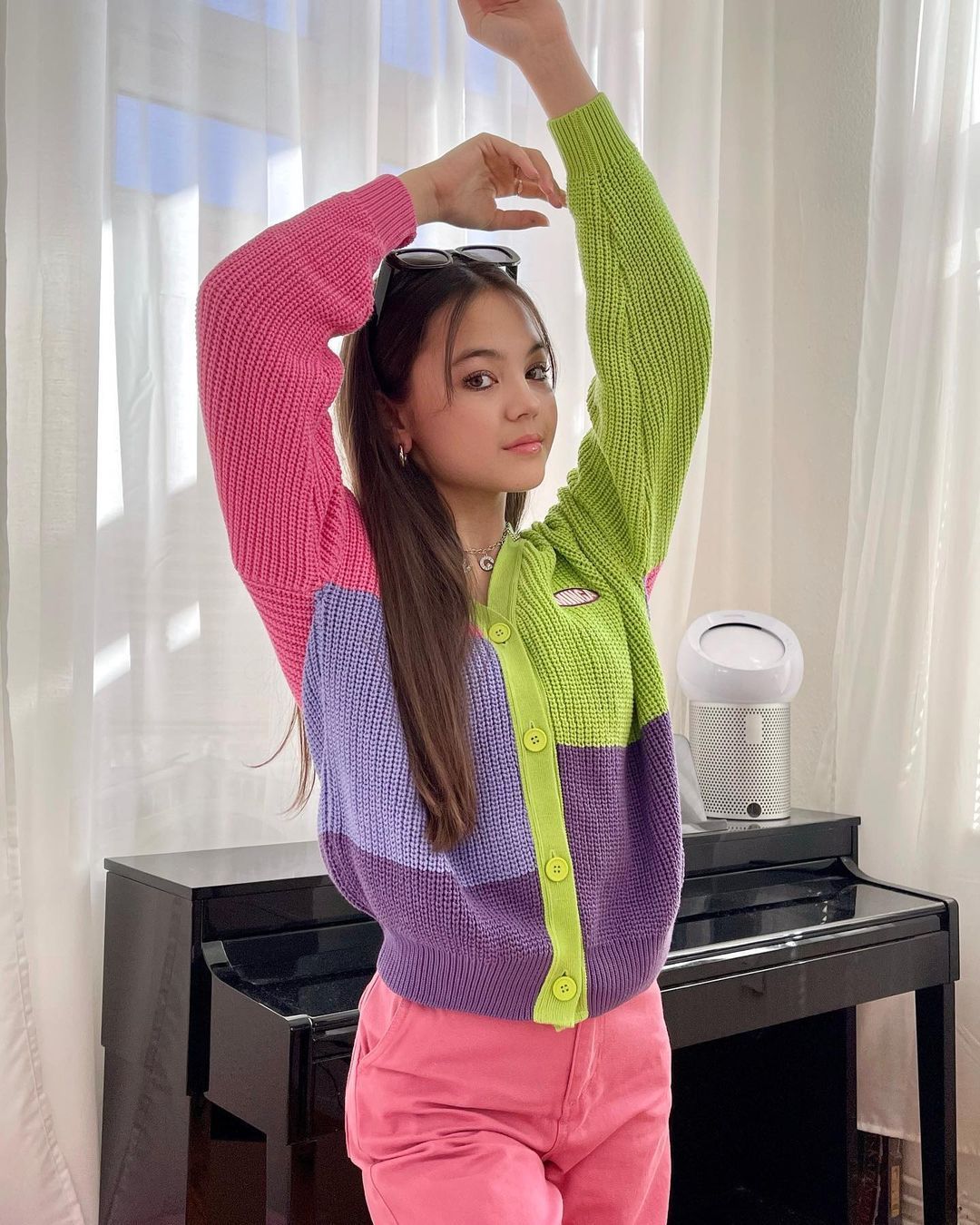 Cocobasics, Bunter Pullover, Pinke Hose, Zimmer, Pose, Hintergrundbild für iPad und Tablet