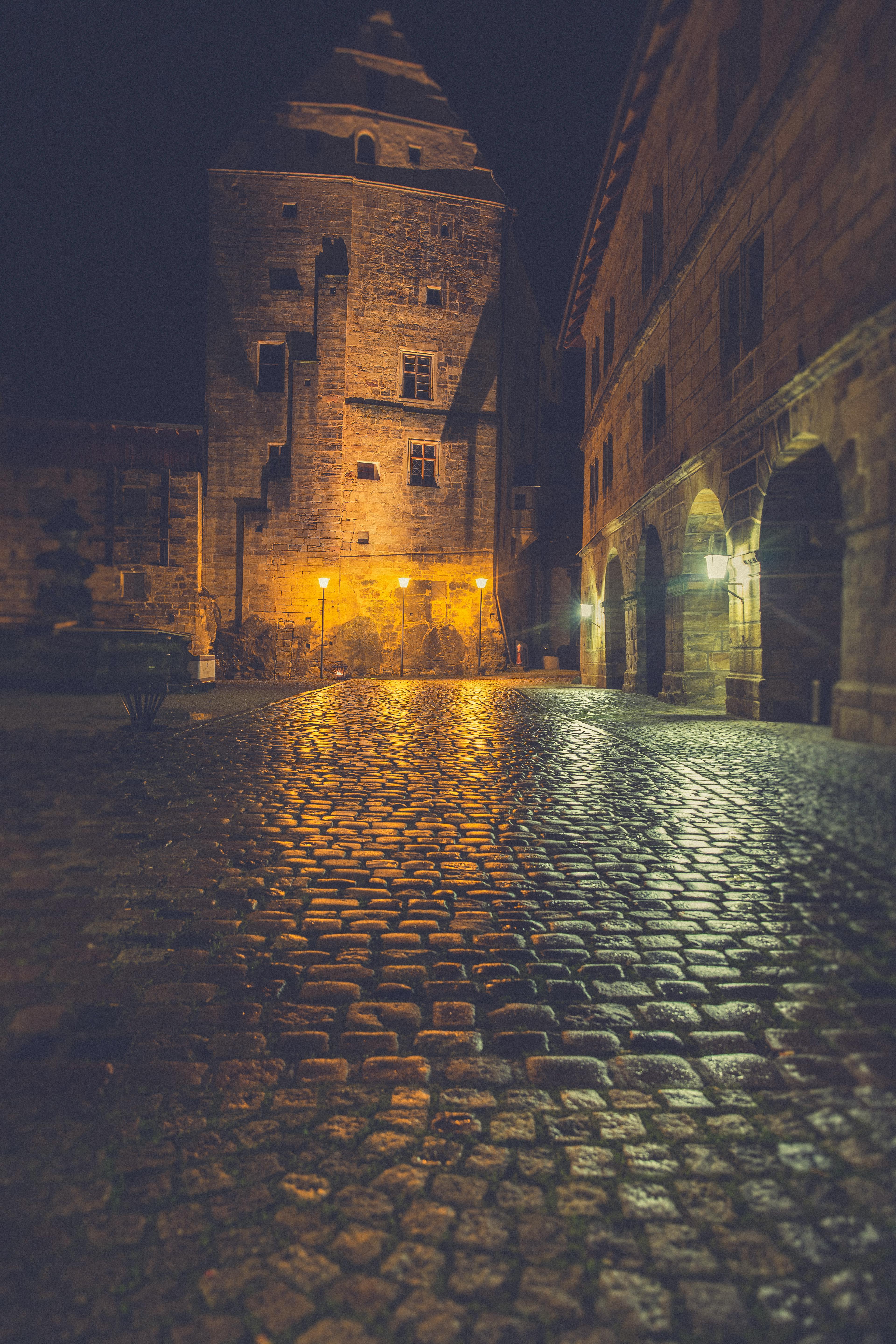 Burgtor, Kopfsteinpflaster, Nacht, Laterne, Altstadt, QHD+, Handy-Hintergrund im Hochformat