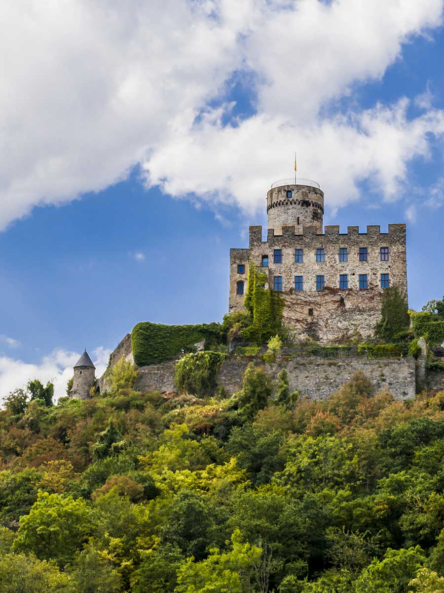 Burg, Hügel, Blauer Himmel, Wolken, Wald, Hintergrundbild für iPad und Tablet