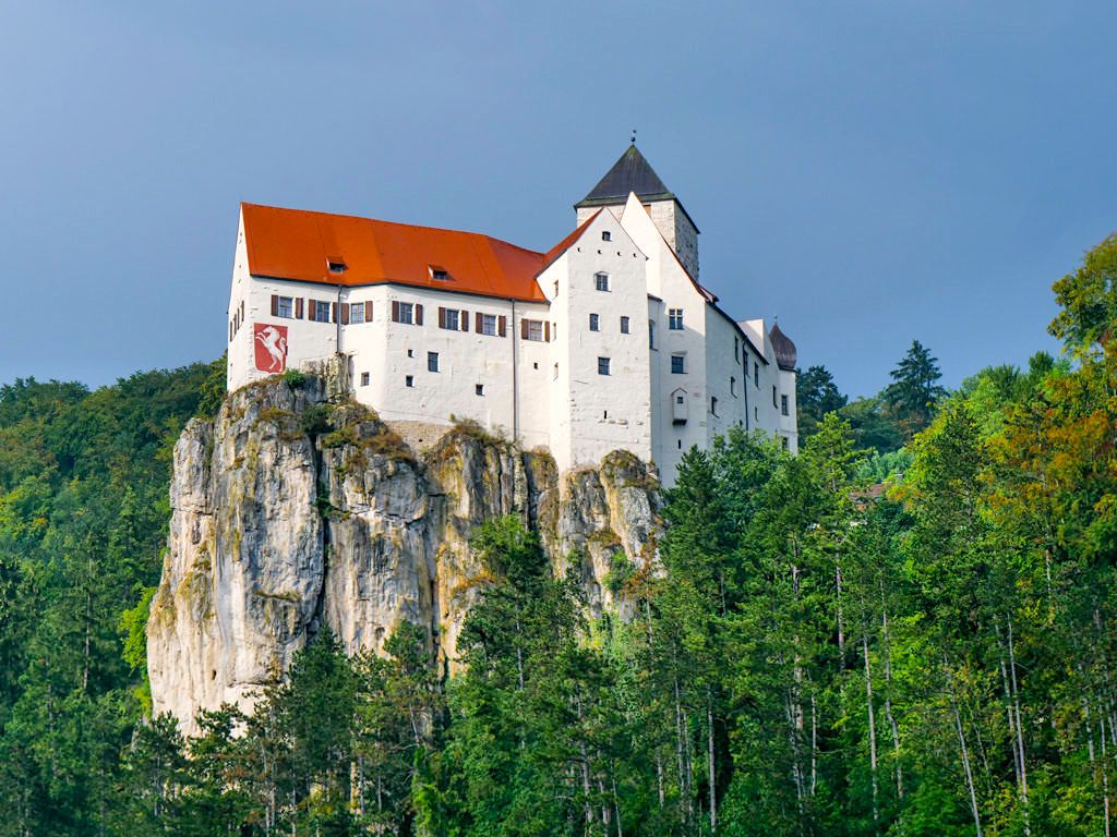 Felsenburg, Kalkfelsen, Wald, Rote Dächer, Blauer Himmel, Hintergrundbild fürs Tablet