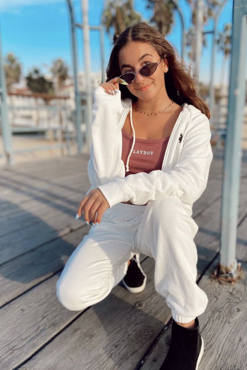 Cocobasics, Sonnenbrille, Weißer Jogginganzug, Palmen, Holzsteg, HD, Handy-Hintergrund