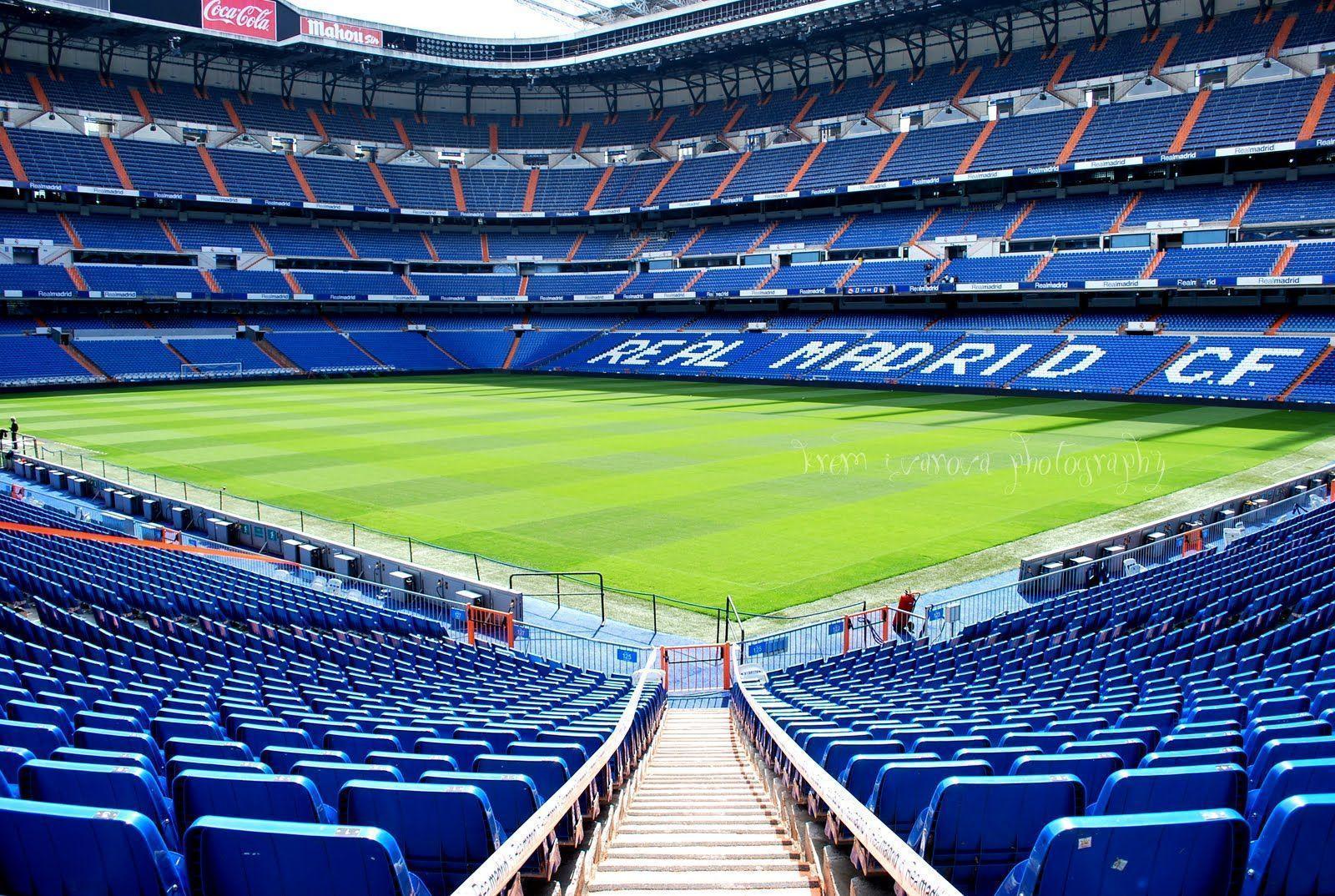 Estadio Santiago Bernabéu, Real Madrid CF, Blaue Sitze, Leeres Stadion, Spielfeld, HD-PC-Hintergrundbild
