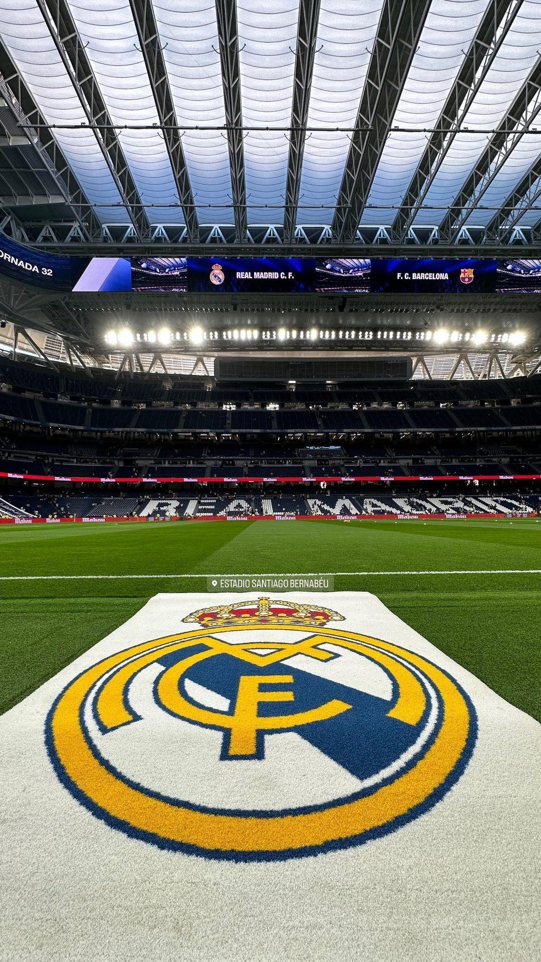 Estadio Santiago Bernabéu, Real Madrid, Wappen-Teppich, Spielfeld, Neues Dach, Full-HD-Handy-Hintergrundbild