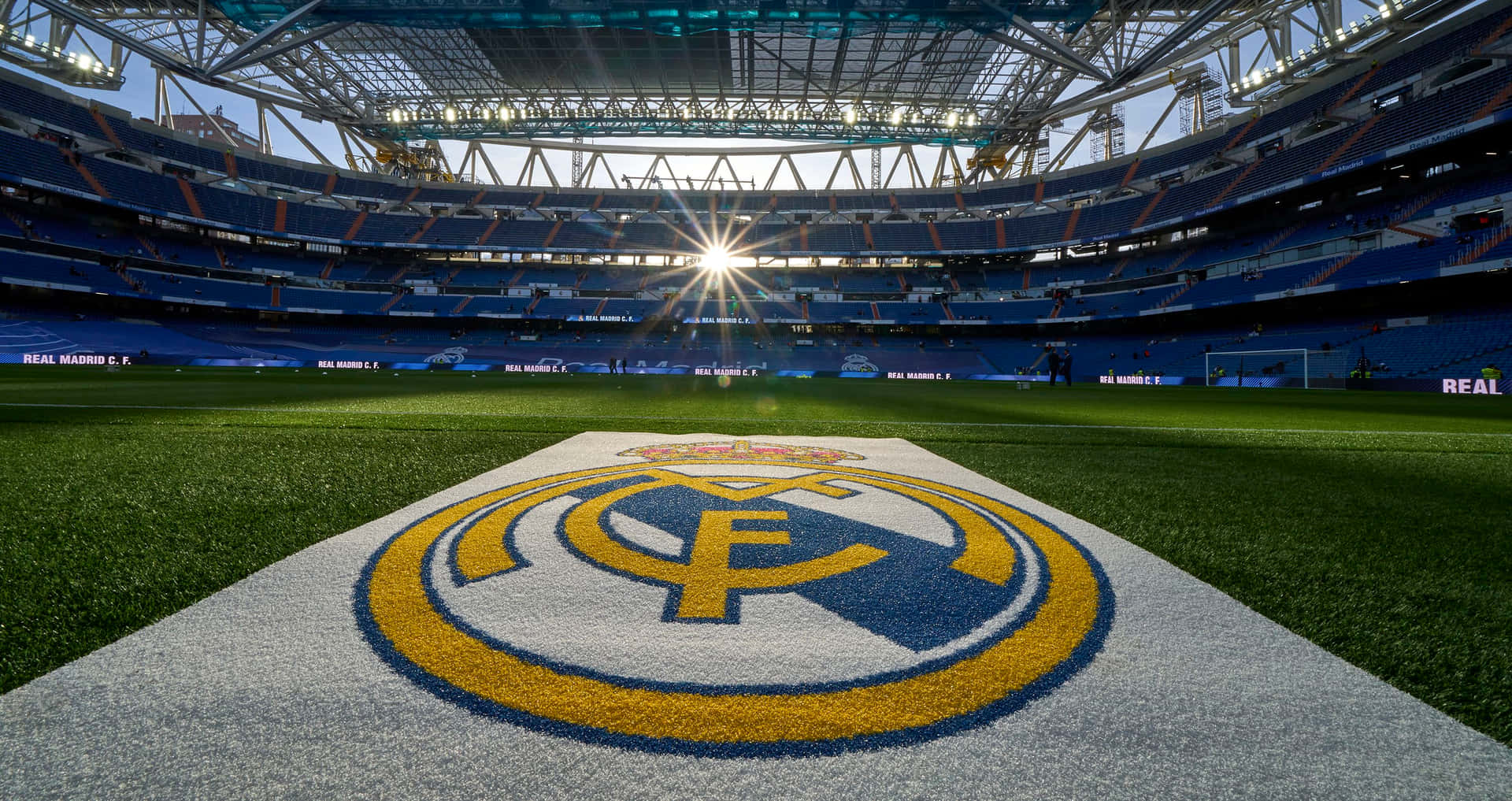 Estadio Santiago Bernabéu, Real Madrid, Wappen-Teppich, Flutlicht, Weitwinkel, Full-HD-Hintergrundbild
