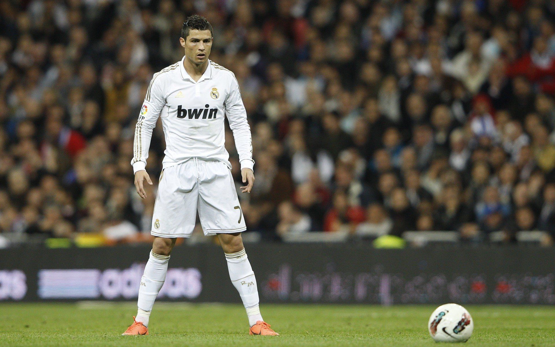 Cristiano Ronaldo, Real Madrid, Freistoß, Bwin-Trikot, Fußball, Full-HD-Hintergrundbild für PC