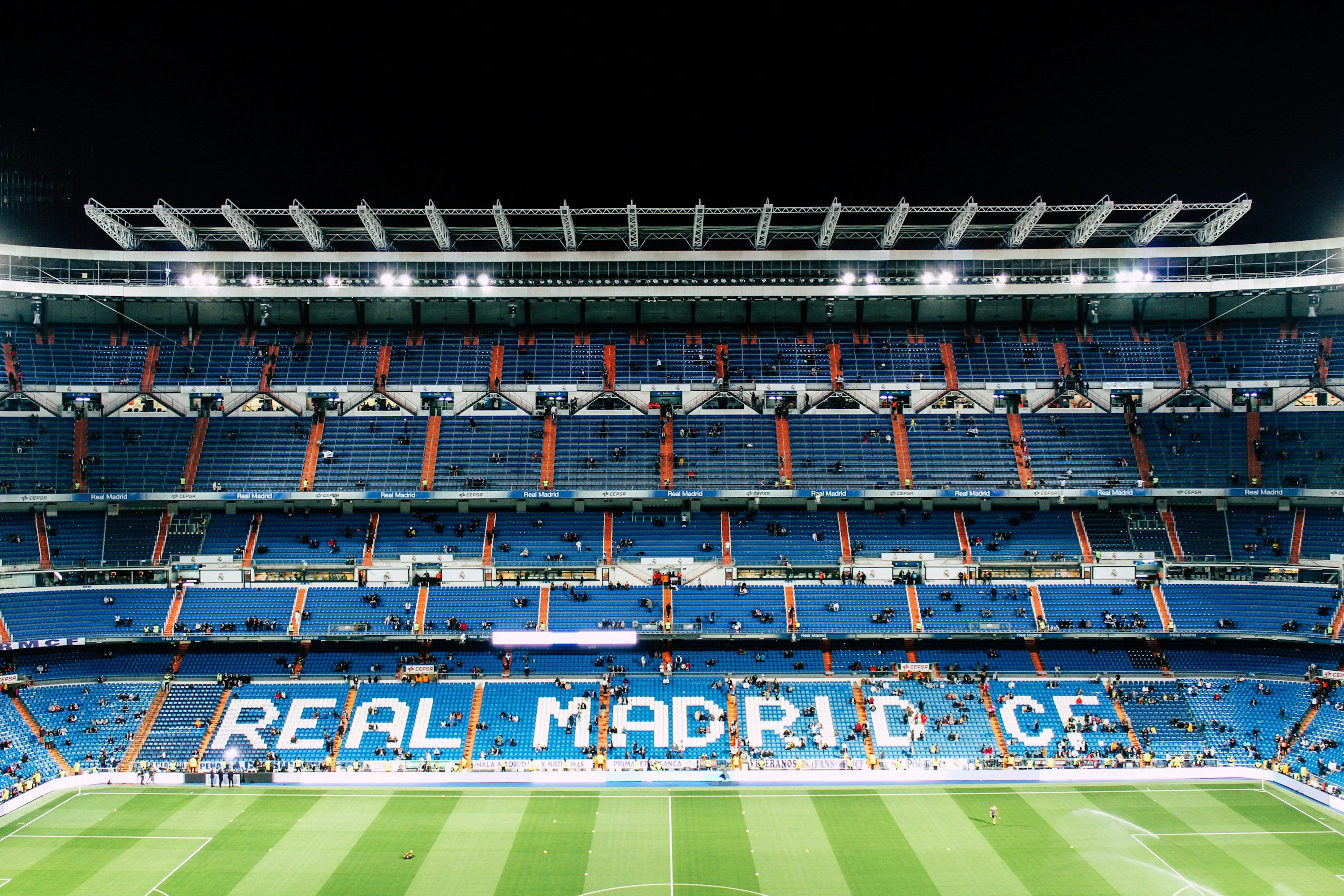 Estadio Santiago Bernabéu, Real Madrid CF, Tribünen, Blaue Sitze, Schriftzug, 2K-Hintergrundbild