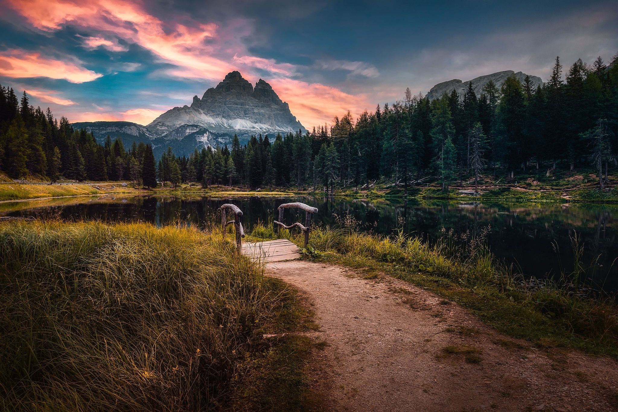 Lago d'Antorno, Drei Zinnen, Dolomiten, Holzsteg, Wanderweg, Abendrot, Full HD, Desktop-Hintergrund
