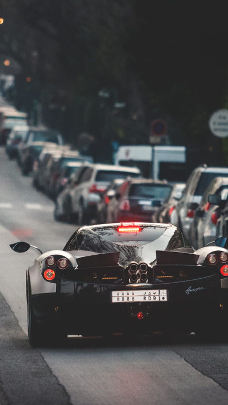 Pagani Zonda, Pagani, Heckansicht, Straße, Autokolonne, Hochformat, Hintergrundbild fürs Smartphone