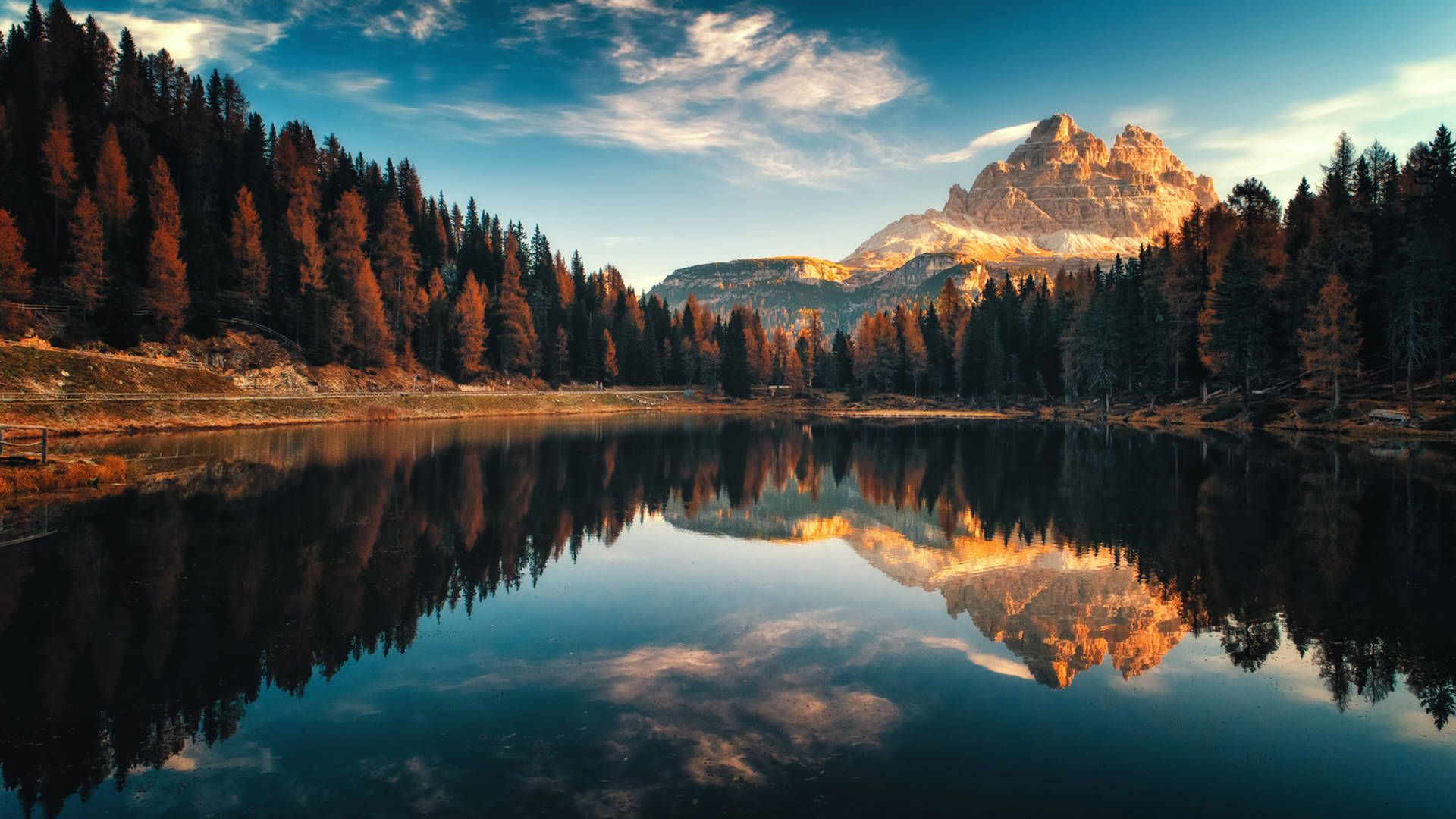 Bergsee, Dolomiten, Spiegelung, Lärchenwald, Herbst, Abendlicht, 1920x1080, PC-Hintergrundbild