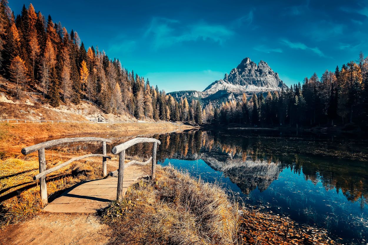 Lago d'Antorno, Drei Zinnen, Holzbrücke, Lärchen, Herbst, Blauer Himmel, Hintergrund