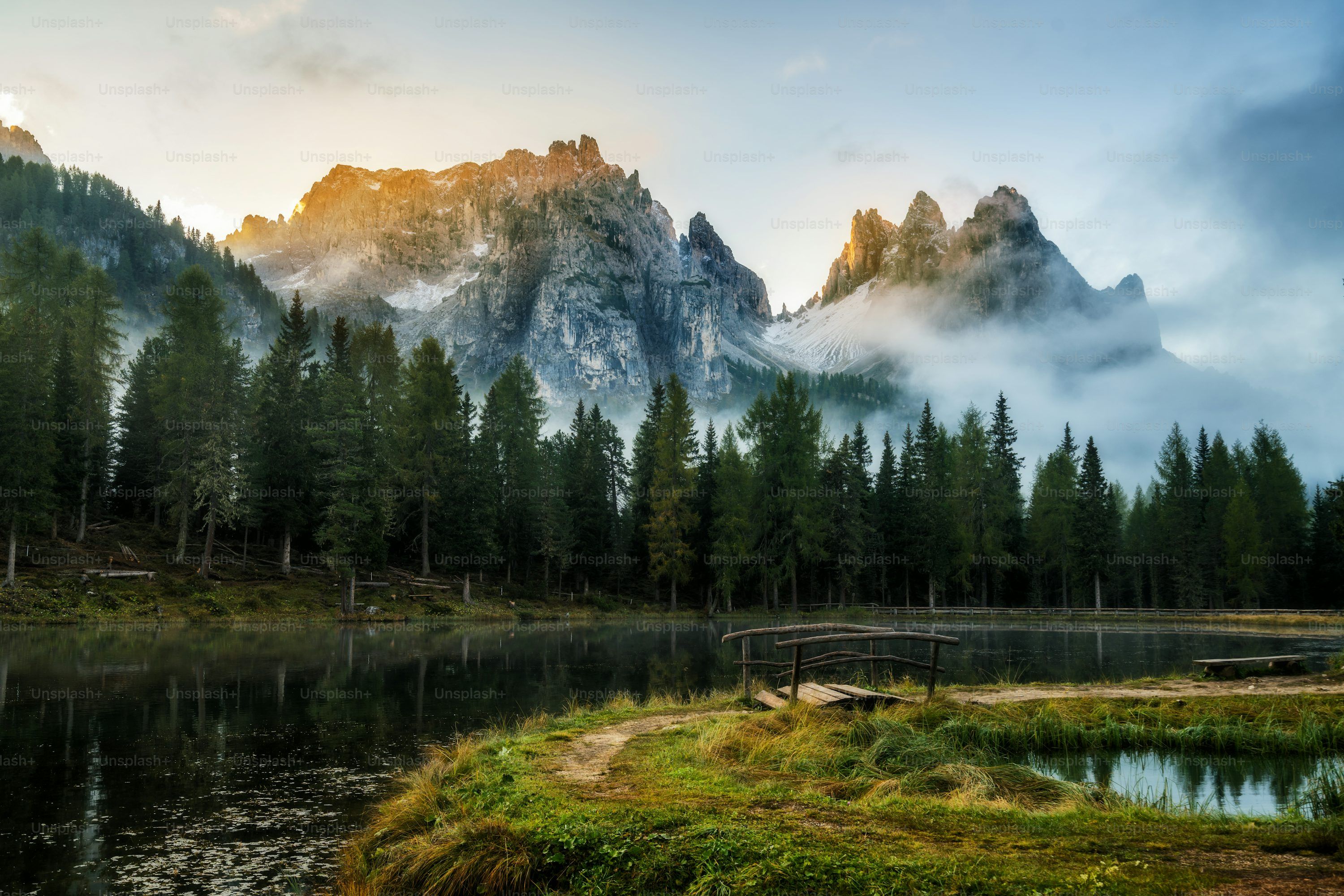 Lago d'Antorno, Cadini di Misurina, Dolomiten, Nebel, Nadelwald, 2K, Windows-Hintergrundbild