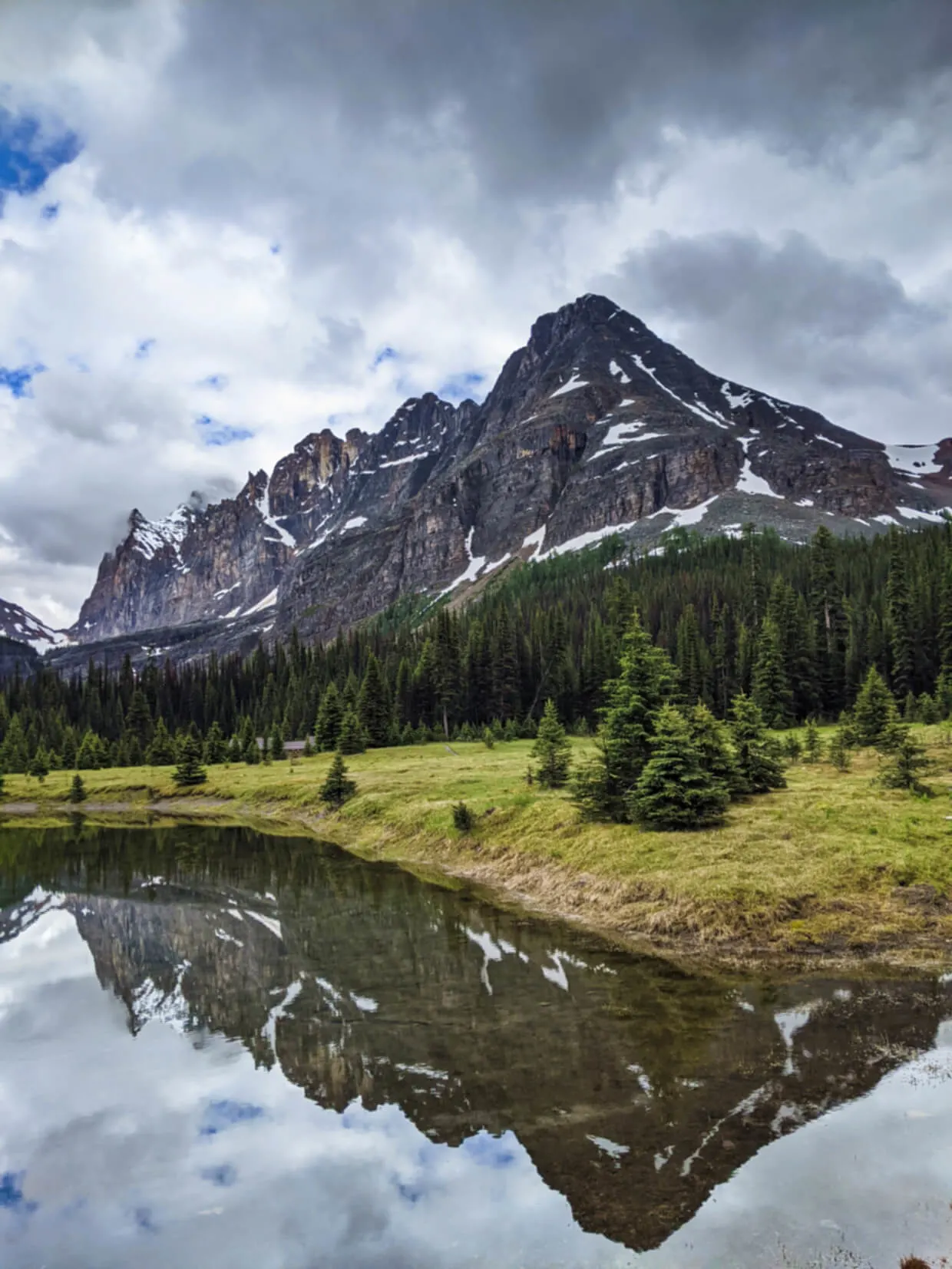 Bergsee, Dolomiten, Spiegelung, Wolken, Alpenwiese, Hintergrundbild für iPad und Tablet