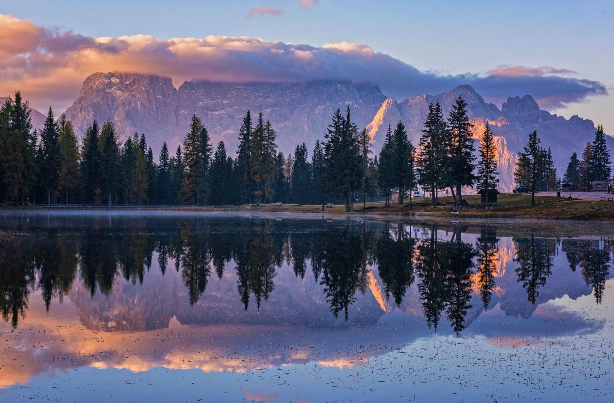 Bergsee, Dolomiten, Abendrot, Spiegelung, Nadelbäume, Full HD, Desktop-Hintergrund für Windows