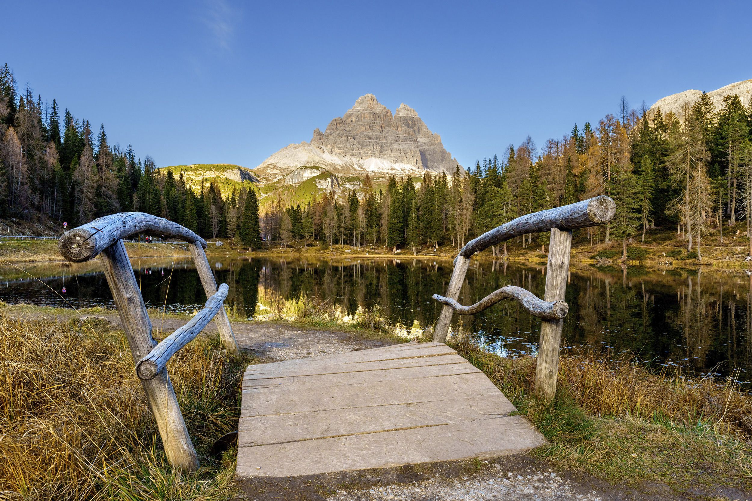Lago d'Antorno, Drei Zinnen, Holzsteg, Geländer, Blauer Himmel, Full-HD-Hintergrundbild für PC
